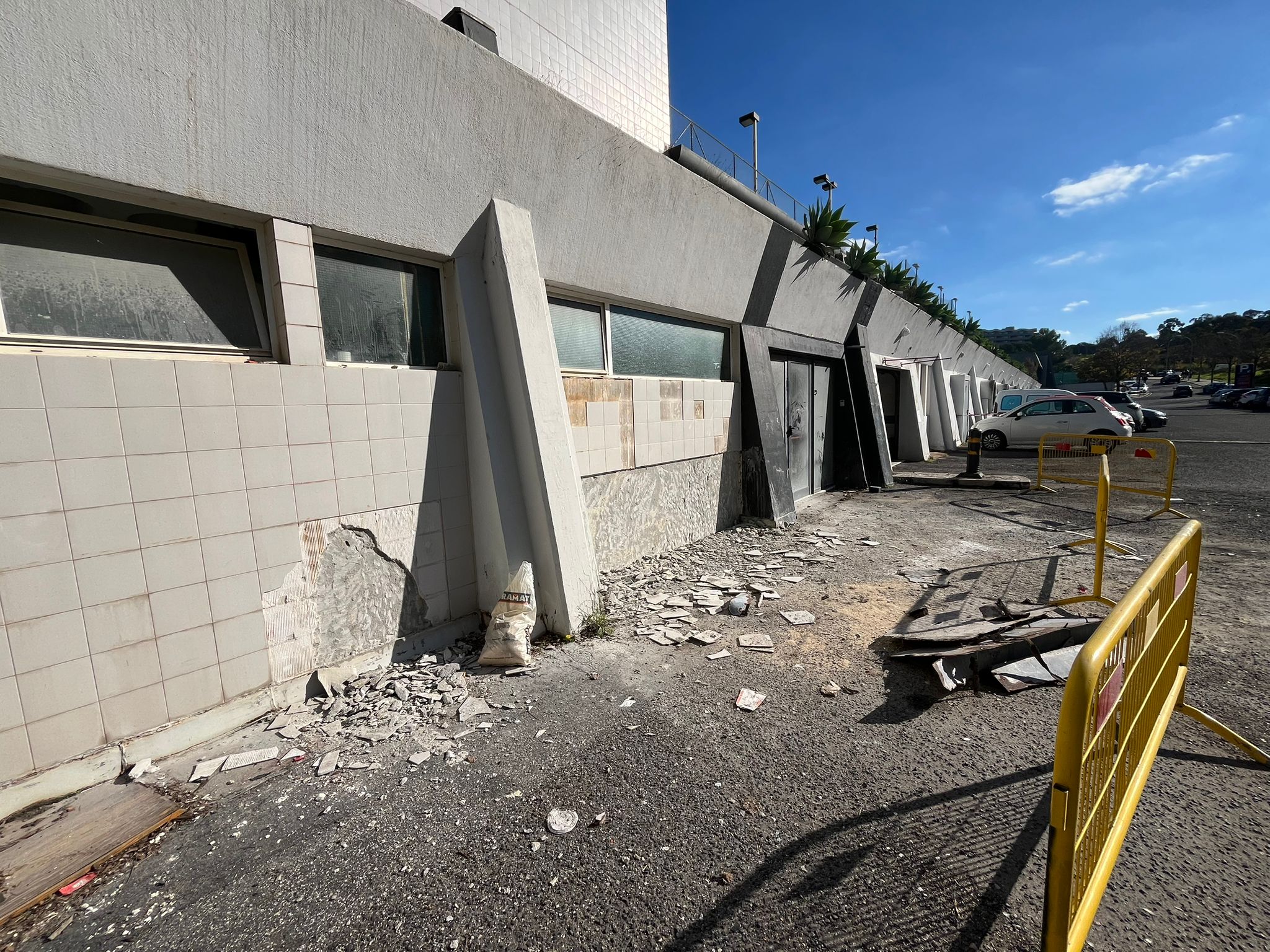 Atleta mulher a realizar um shoulder tap