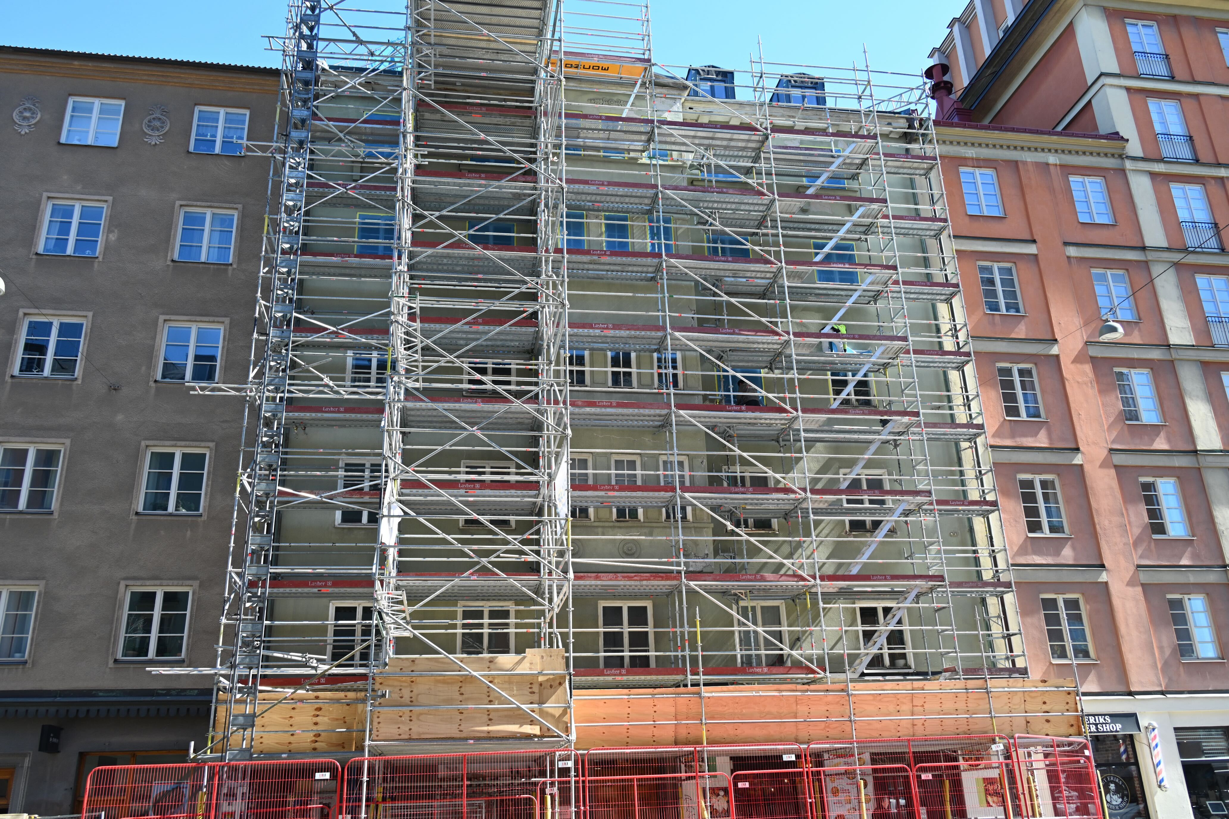 Byggnadsställning på lägenhetshus på Sankt Eriksgatan