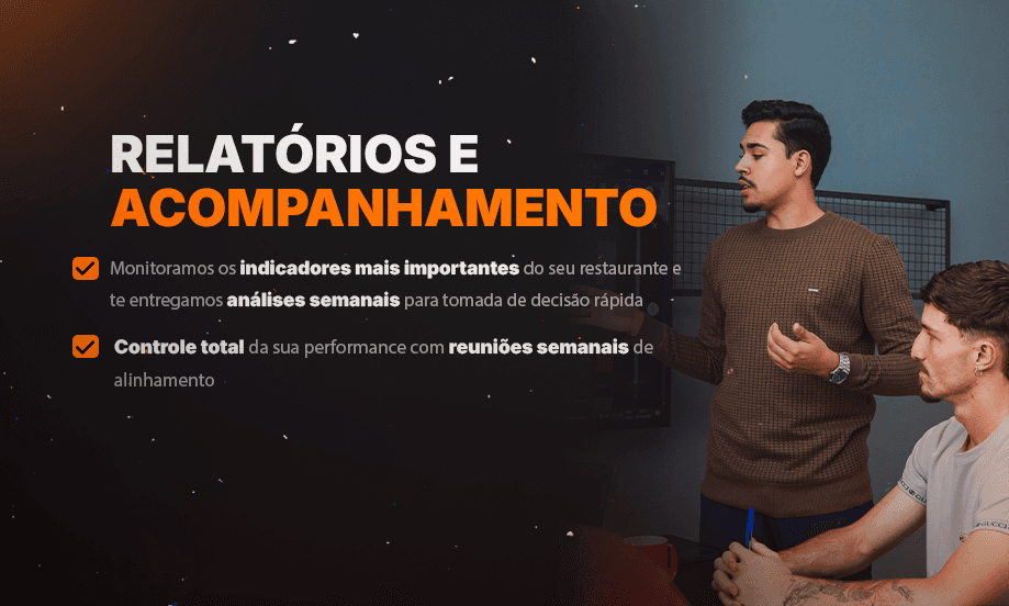 Apresentação de relatórios e acompanhamento de resultados com equipe analisando métricas, desempenho e crescimento em marketing digital.