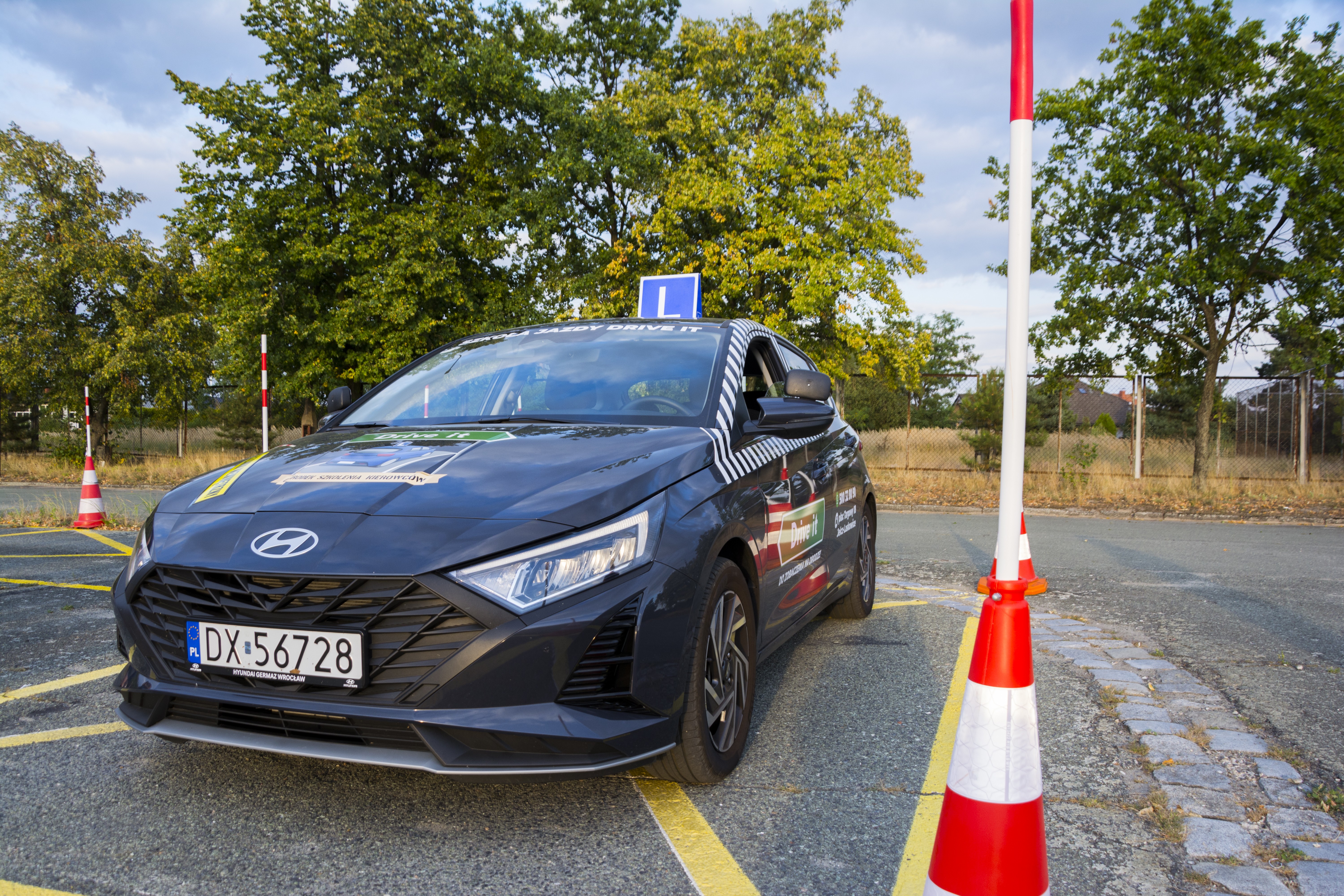 Nauka jazdy na placu manewrowym, szkoła jazdy OSK i przygotowanie do egzaminu