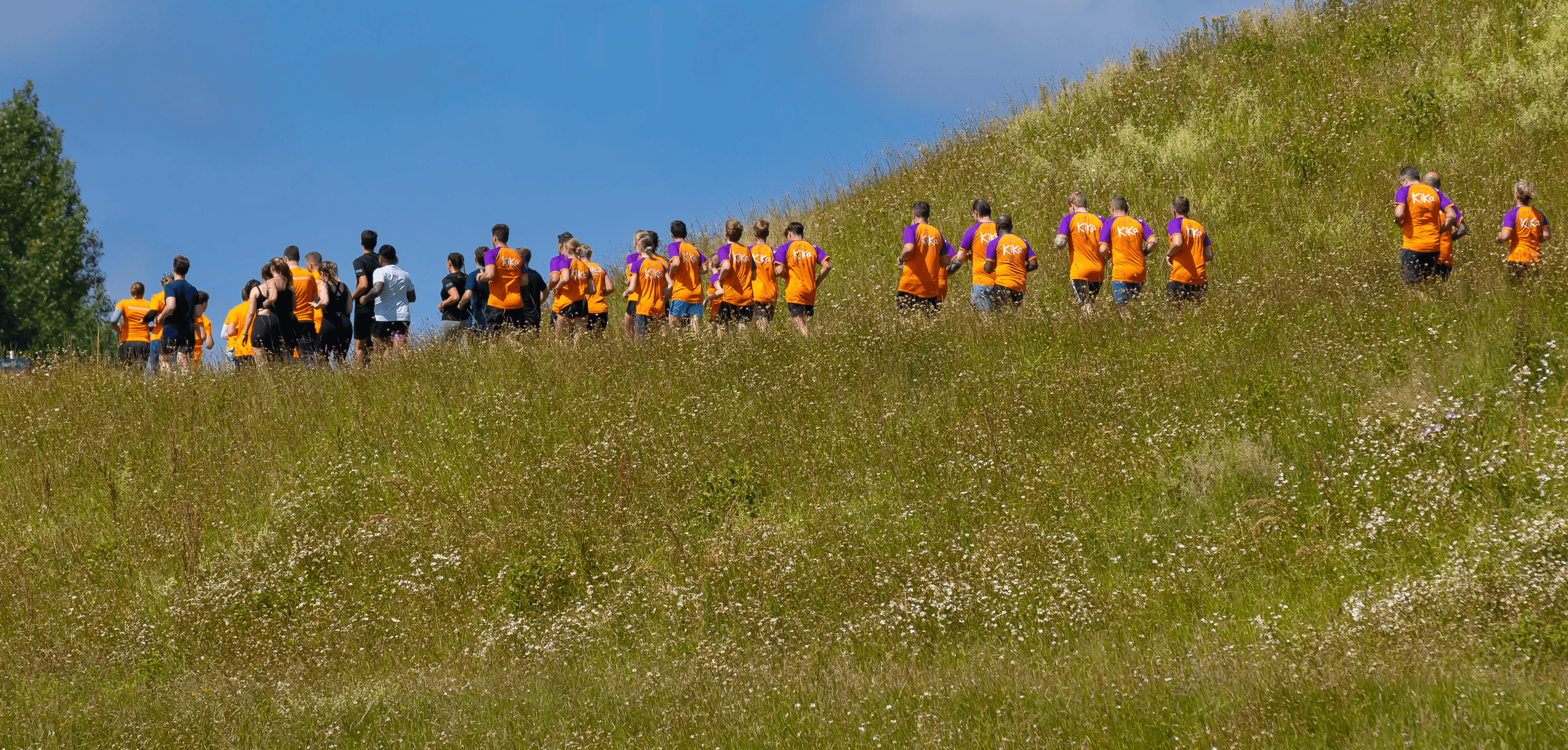 KiKa deelnemers rennen door het gras