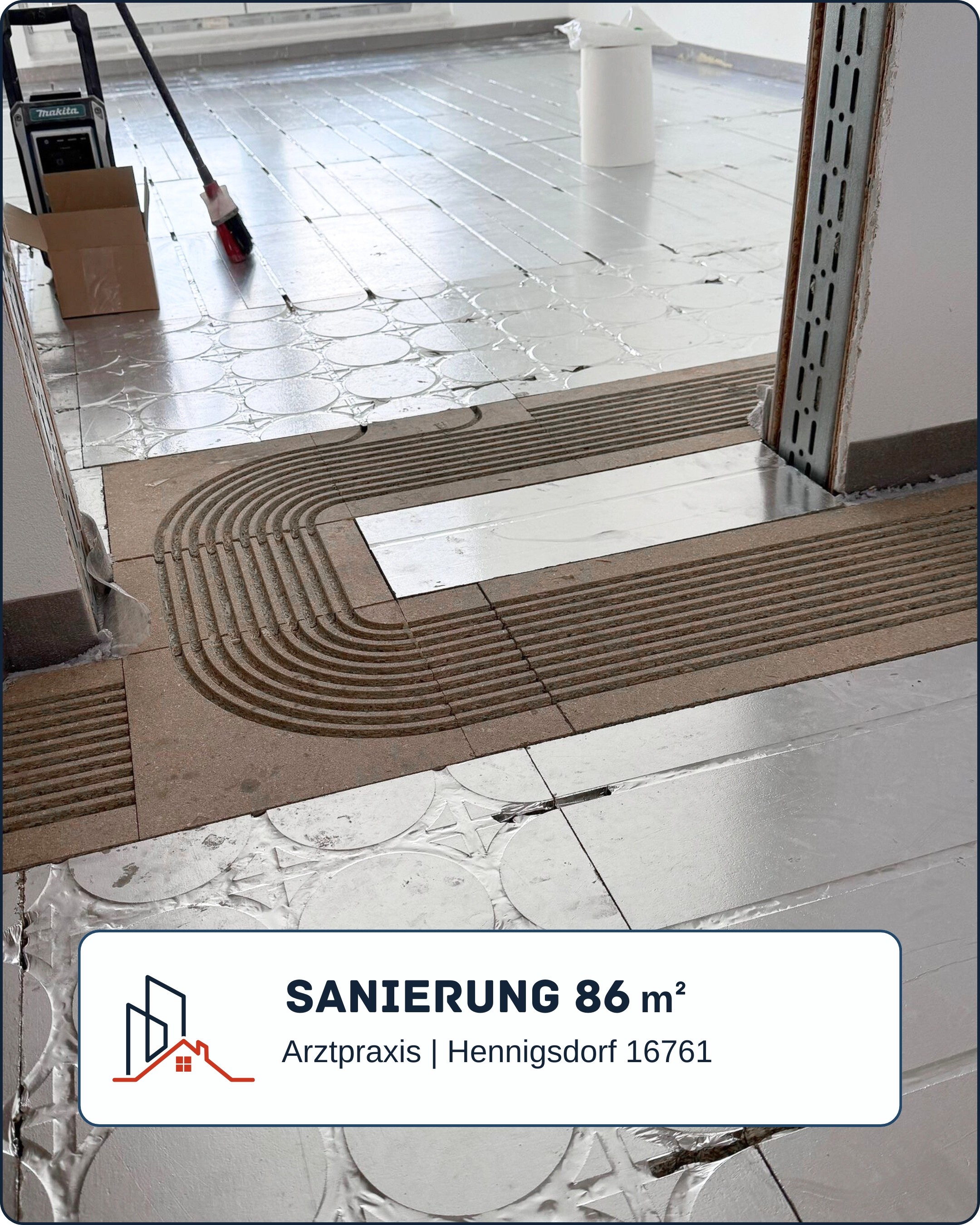 Referenz, Mann verlegt Fußbodenheizung