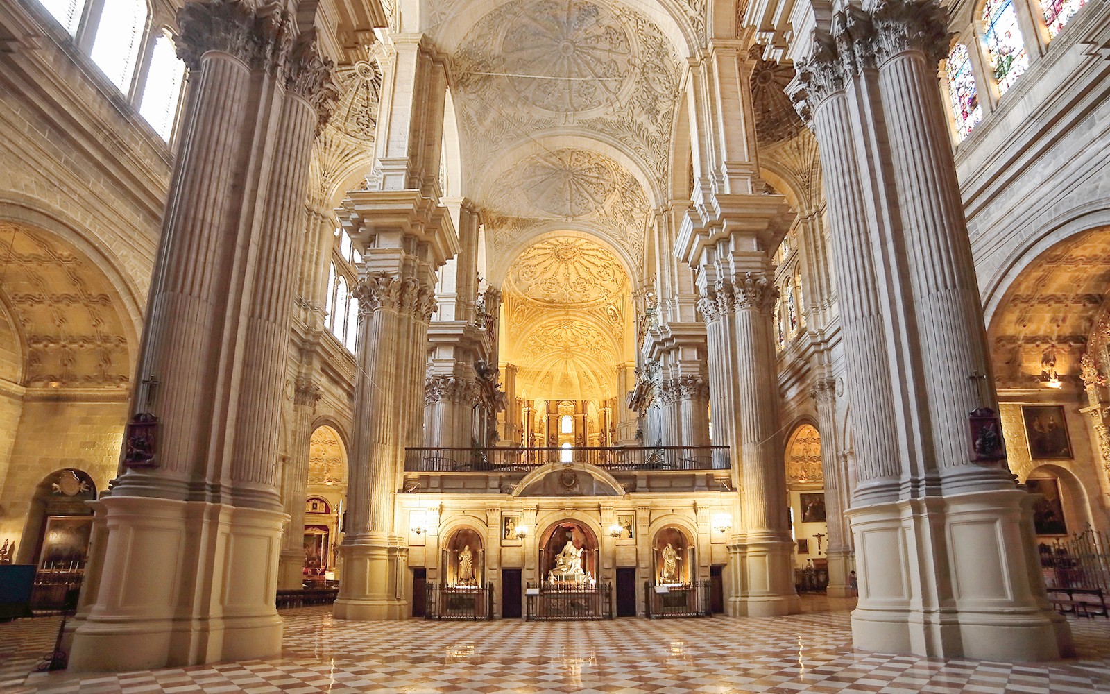 Interni della Cattedrale di Málaga con colonne ornate e soffitti a volta.
