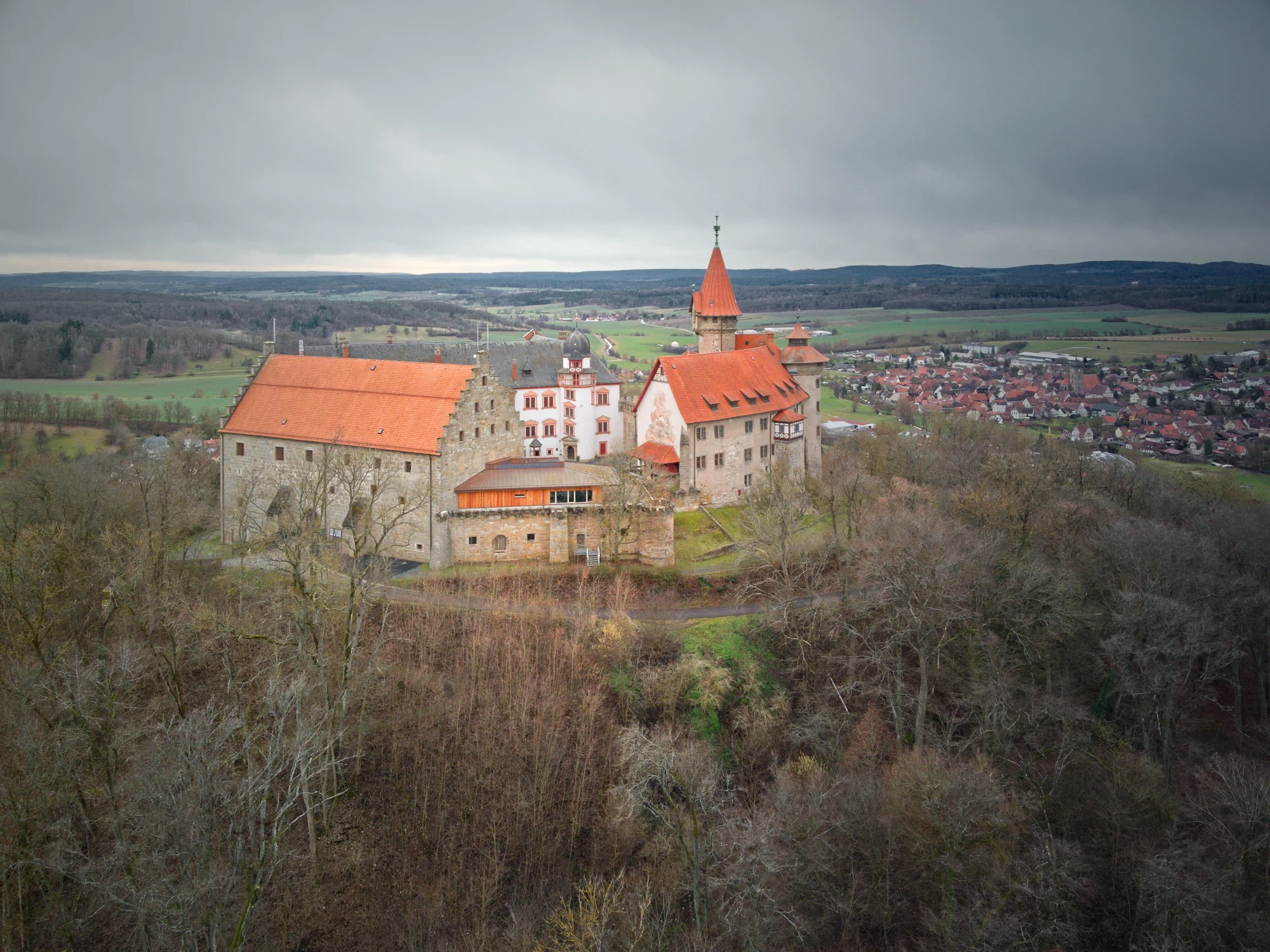 Historische Burganlage der Veste Heldburg mit Blick auf das Deutsche Burgenmuseum und die umliegende Kulturlandschaft.