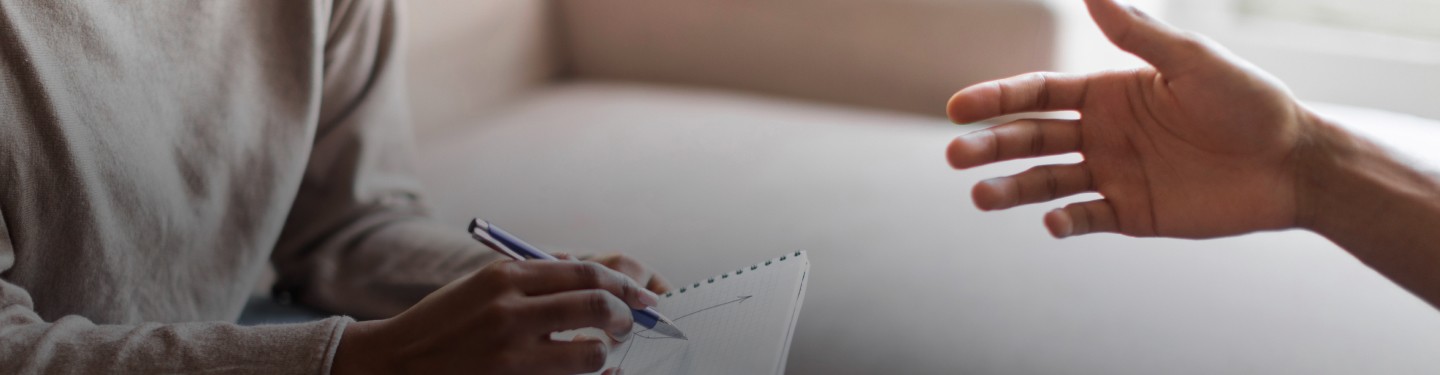 uma mao anotando os dados