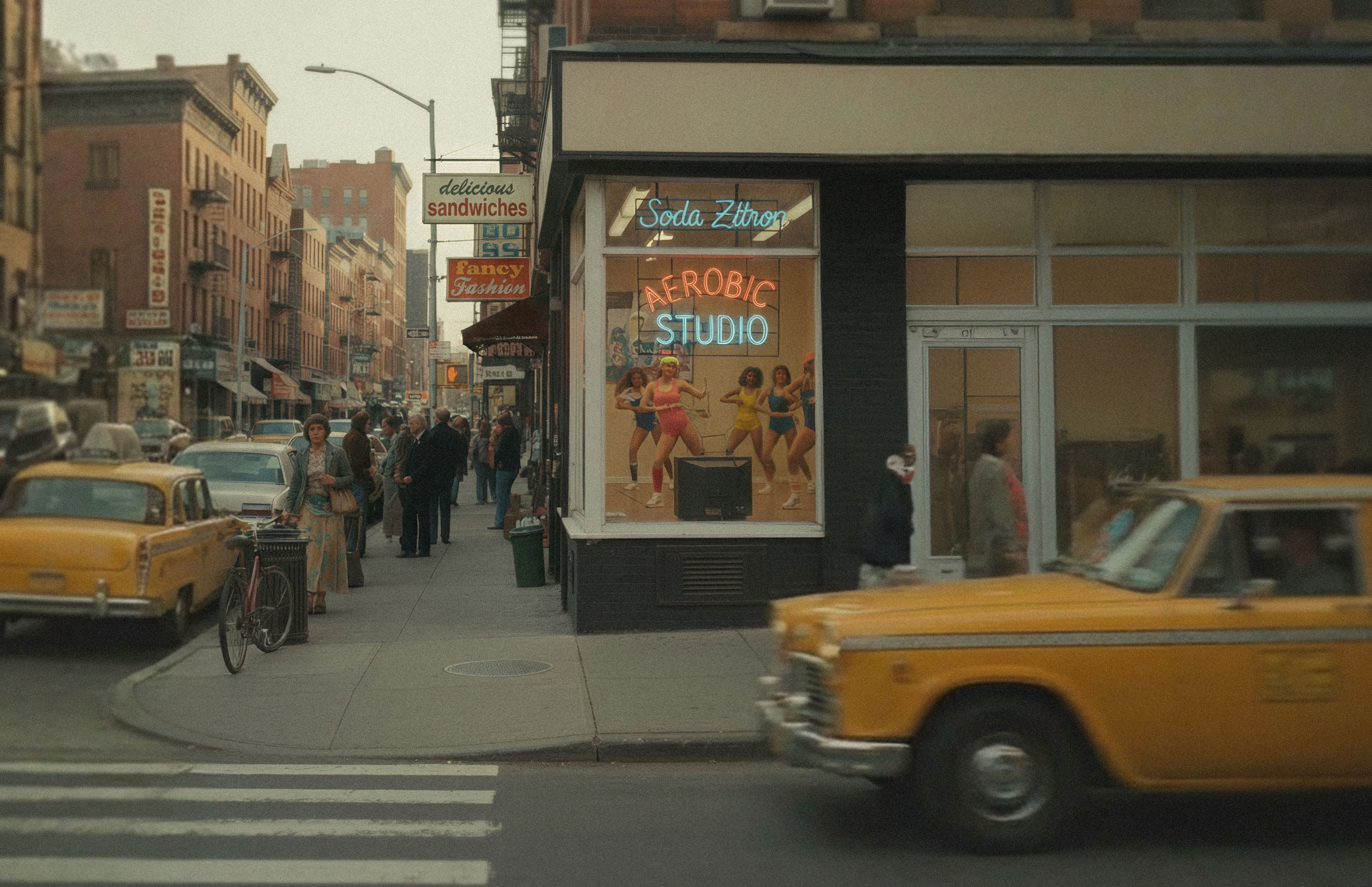 Frau in Rock und Sportschuhen geht auf Wasser während Seifenblasen hochsteigen