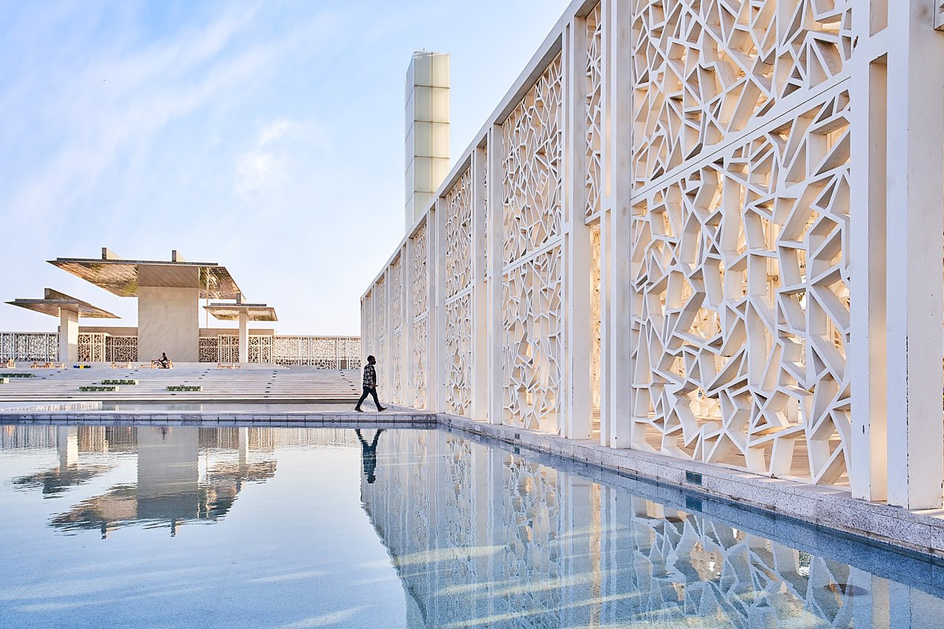 Le mur ajouré et le bassin miroir du Ceremonial Court d'Education City, à Doha, un campus qui vit au rythme des fêtes nationales et des congés de l'Aïd
