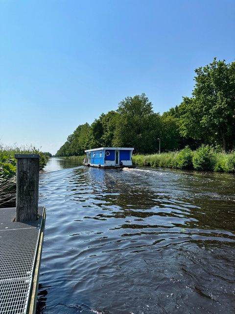 Hausboot in einem Kanal