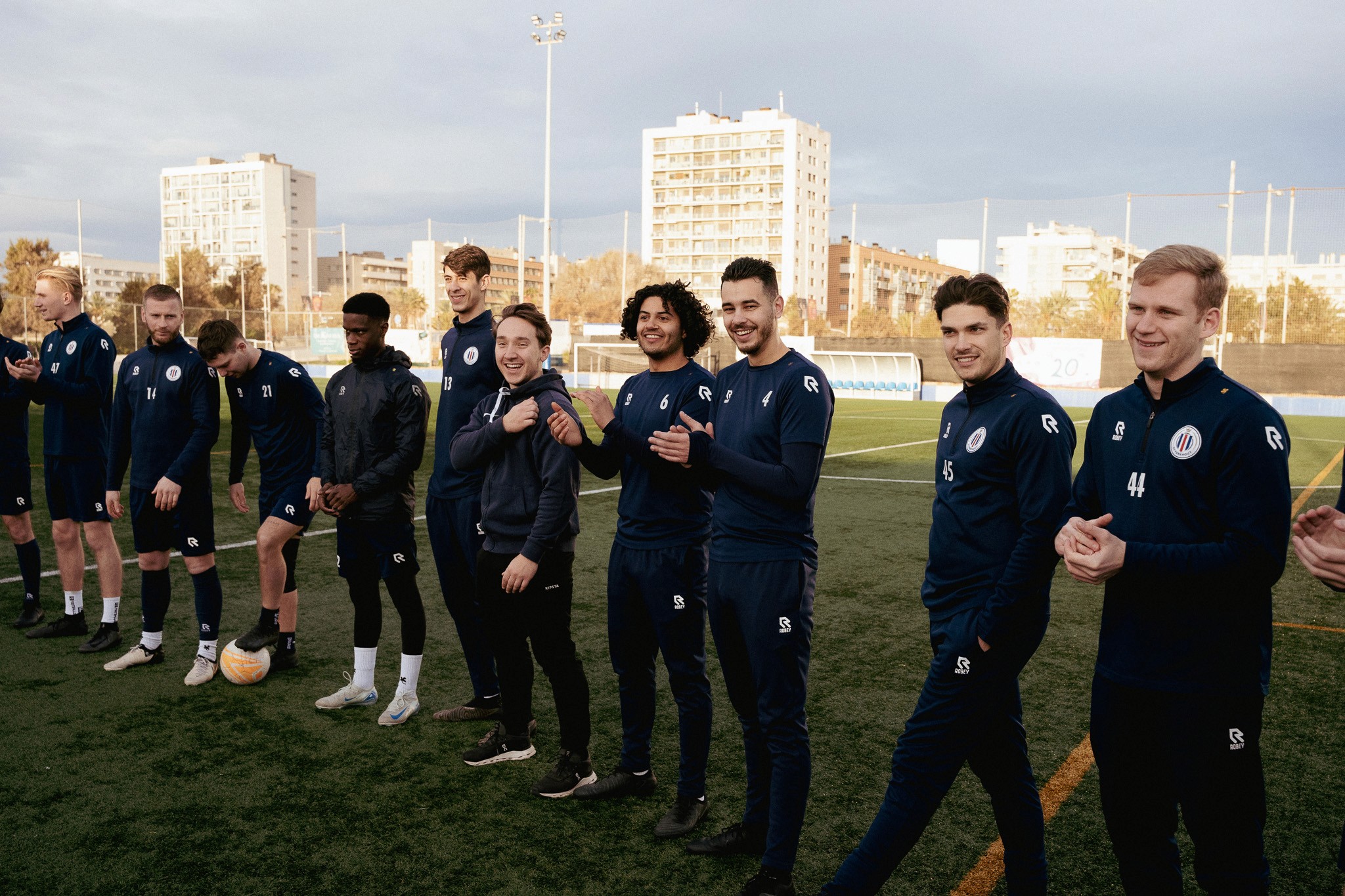 Voetbalteam traint tijdens hun teamweekend op Camp Municipal de Futbol Poblenou - Agapito Fernández.