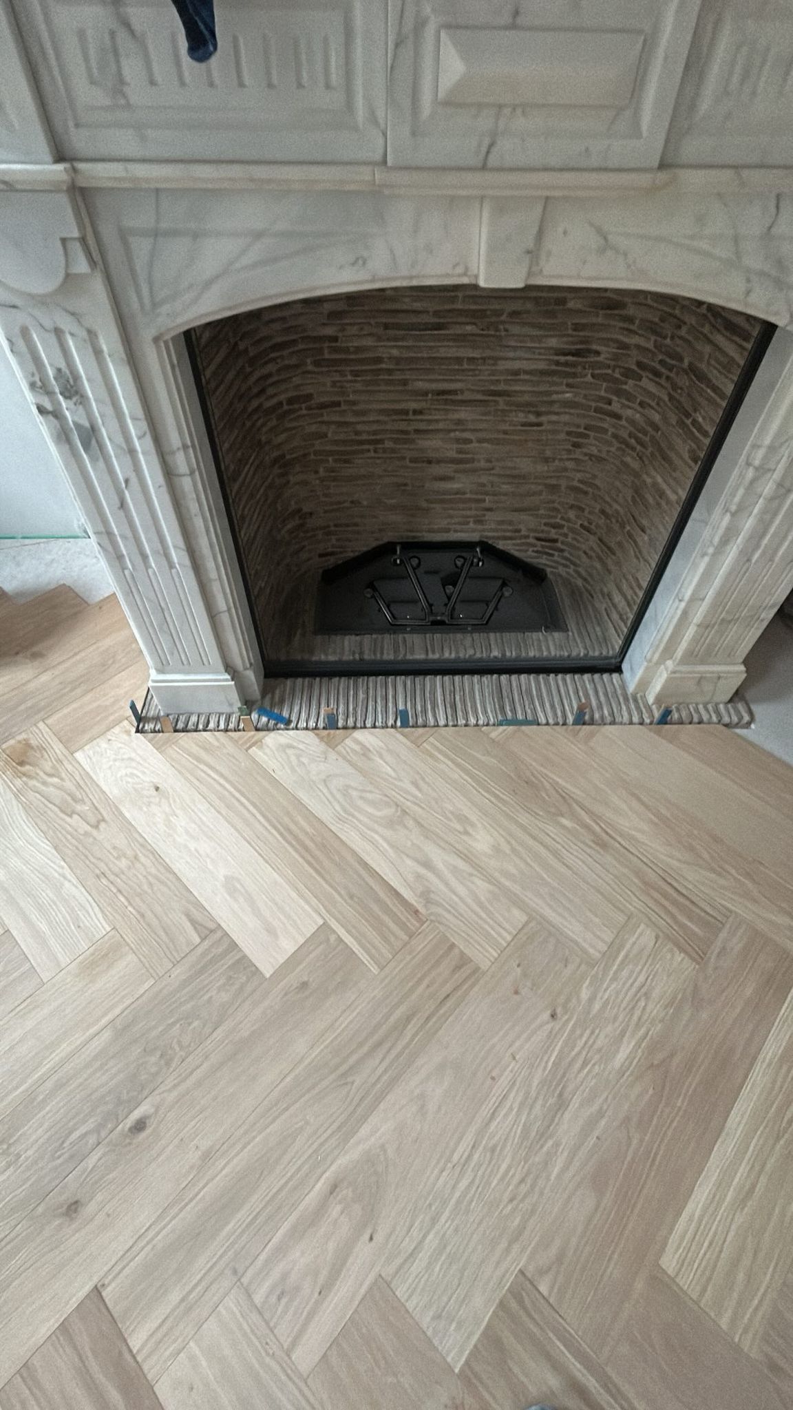 een nieuwe visgraatvloer rond de schouw