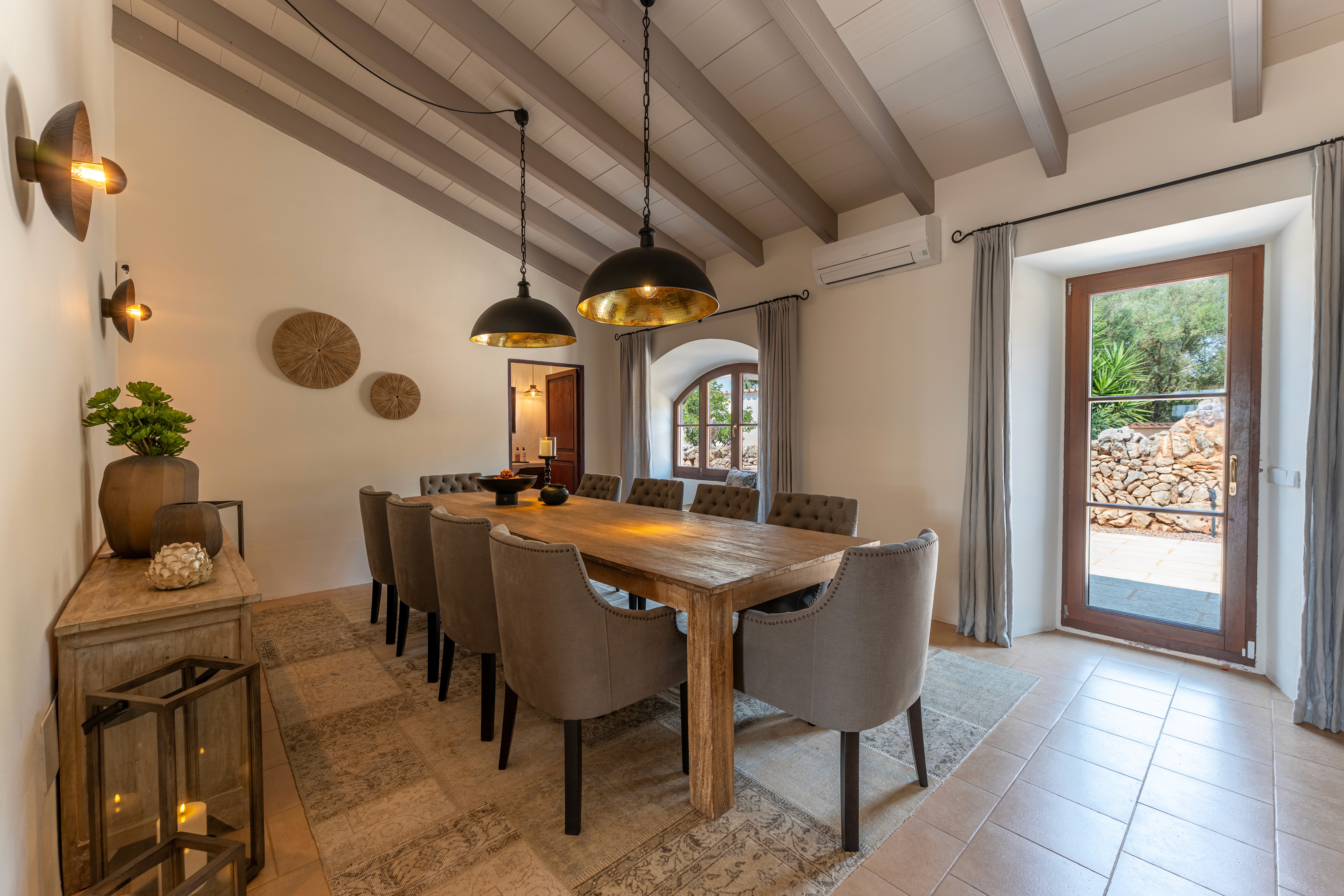 Essbereich der Finca in Felanitx mit Holztisch, Natursteinboden und mediterraner Lichtstimmung