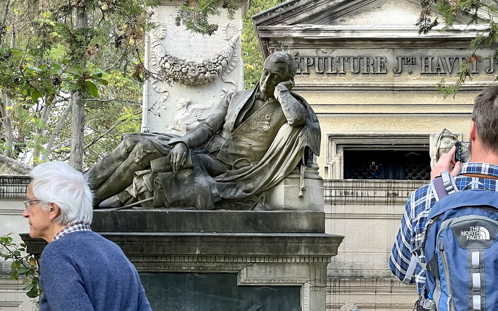 佩尔拉雪兹公墓的雕像，游客正在参加导游带领的游览。