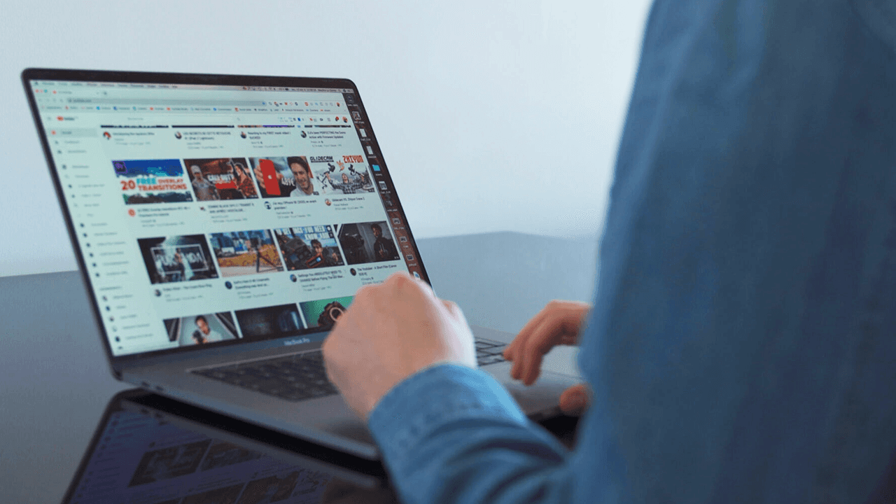 homme sur son ordinateur qui regarde des vidéos youtube