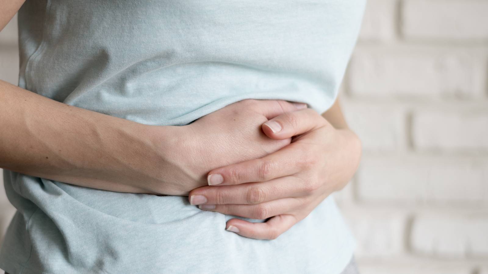 Mulher com dor abdominal