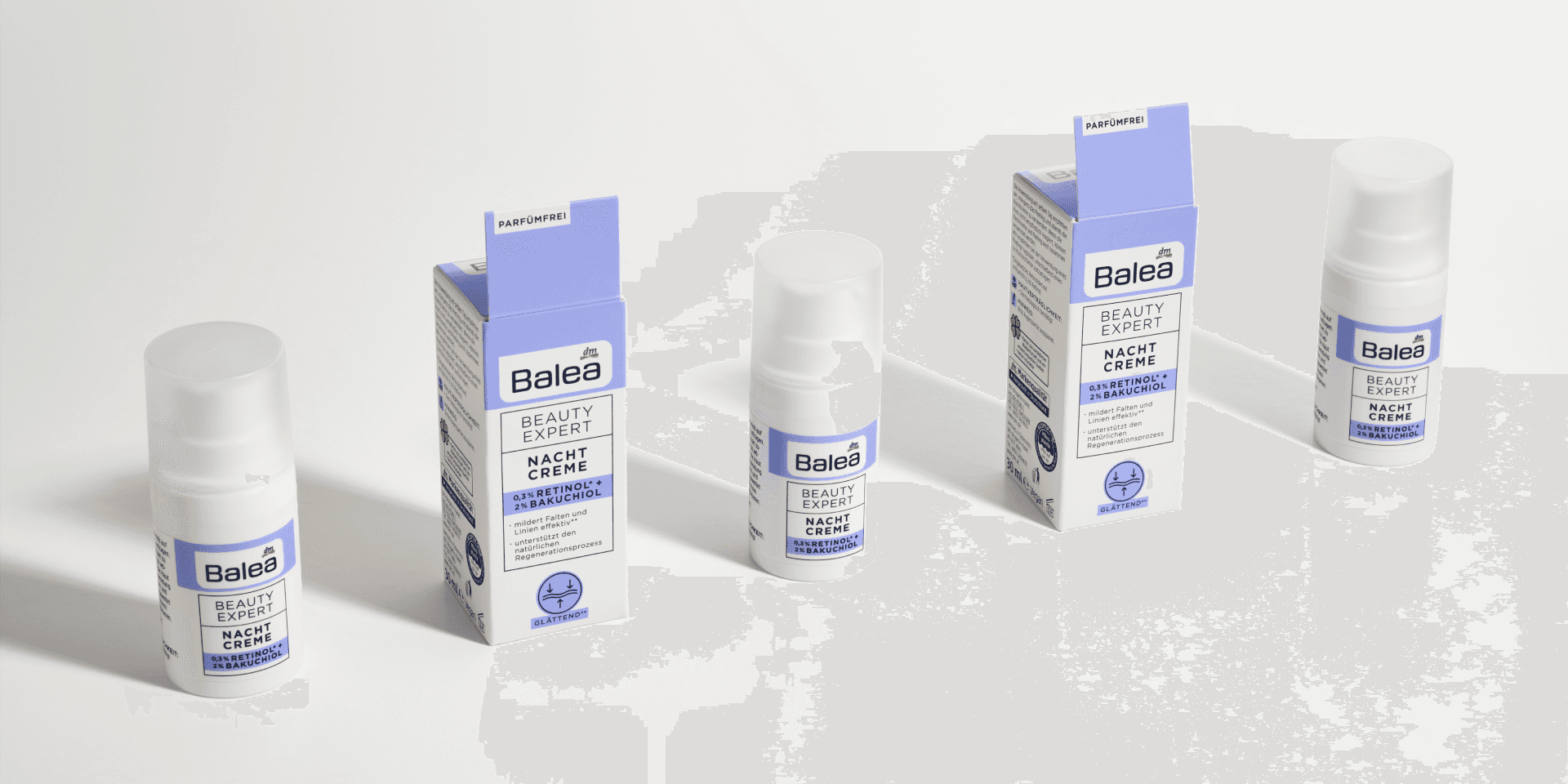 Balea Beauty Expert Packaging Design – Nachtcreme-Range mit 0,3% Retinol und 2% Bakuchiol, weisser Spender-Tiegel und Faltschachtel mit fliederfarbenem Akzent, parfümfrei, im Studio-Setting verteilt.