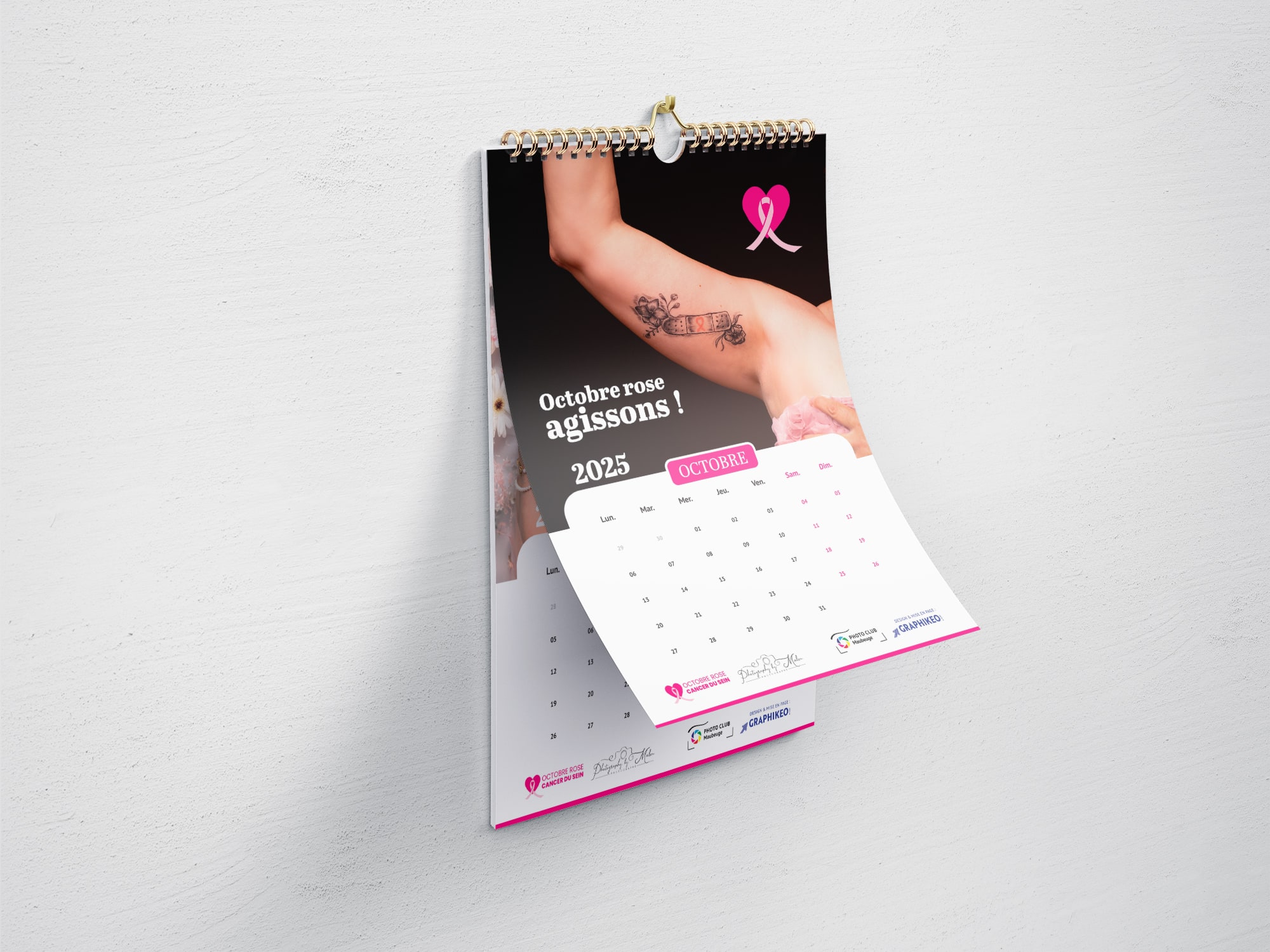 Calendrier Octobre Rose accroché au mur