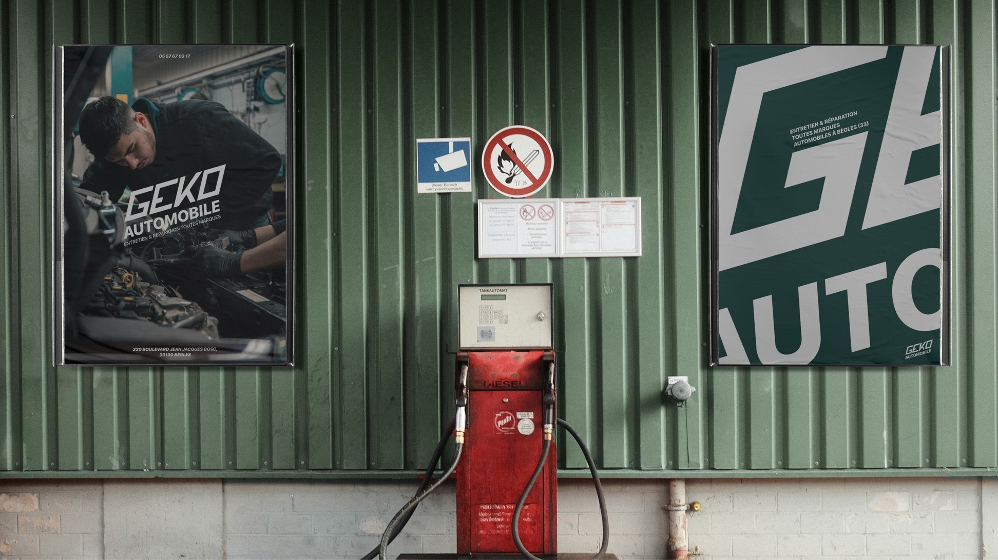 2 affiches accrochées sur un mur autour d'une pompe à essence.