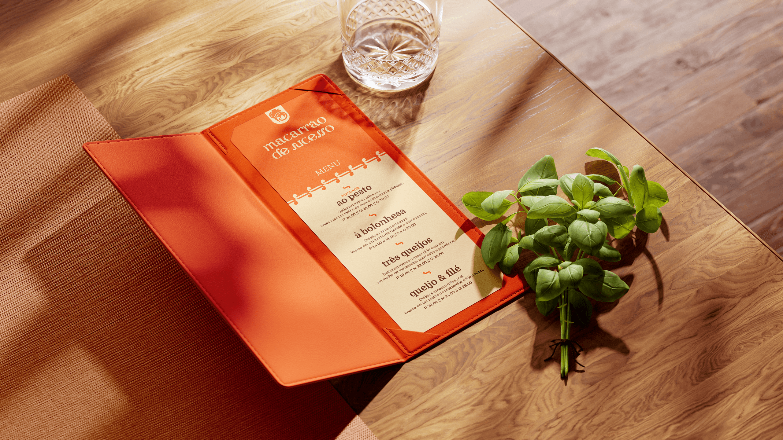 um cardápio de um estabelecimento alimentício, acompanhando de um copo e um ramo sobre uma mesa.