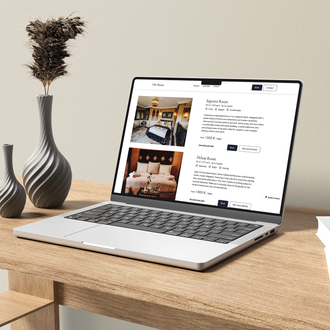 Mise en situation (mockup) de la section 'Chambres' du site web de Villa Wassim Marrakech, affiché sur un ordinateur portable MacBook Pro. La page présente les détails des hébergements (Superior Room, Deluxe Room) avec images de haute qualité, description du luxe, et prix. Le design de l'interface utilisateur (UI) est minimaliste, axé sur la clarté et l'élégance, utilisant des contrastes sombres et clairs. Ce visuel démontre l'expertise de Nux-Studio en Web Design, UI/UX et intégration de contenu pour les fiches produits et les services d'hôtellerie de luxe, facilitant la réservation en ligne.