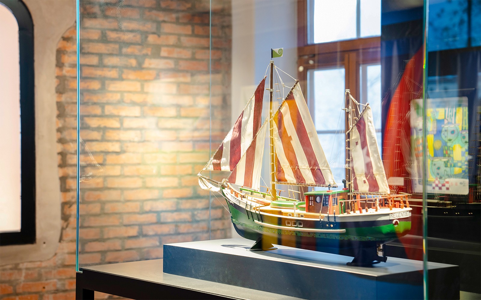 Pameran model kapal di KUNST HAUS WIEN, pameran Museum Hundertwasser.