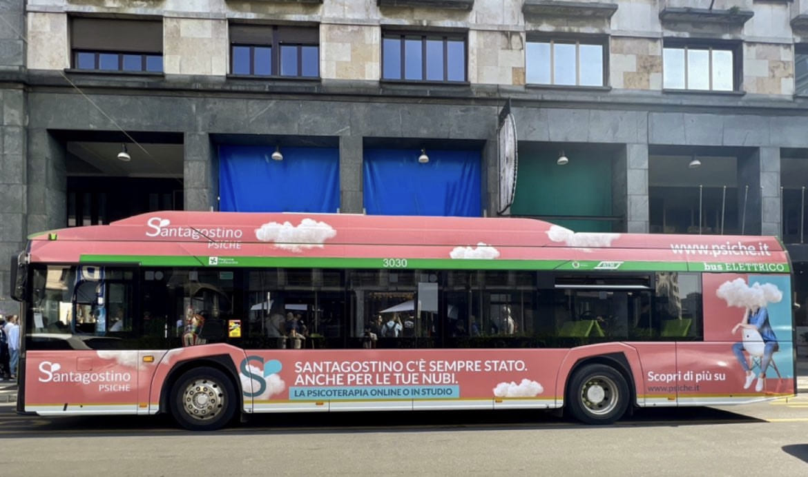 Santagostino Psiche mental health services campaign on Milan public bus featuring brand message about accessible online and in-person psychotherapy with cloud visual metaphor - omnichannel awareness campaign by Alessandro Brancati Marketing & Growth Studio