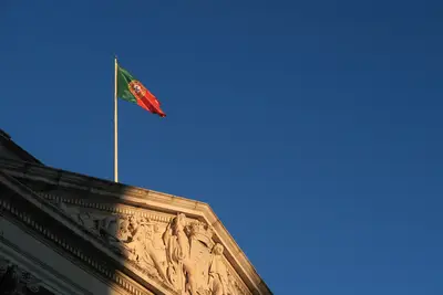 Portugiesische Flagge an einem historischen Gebäude