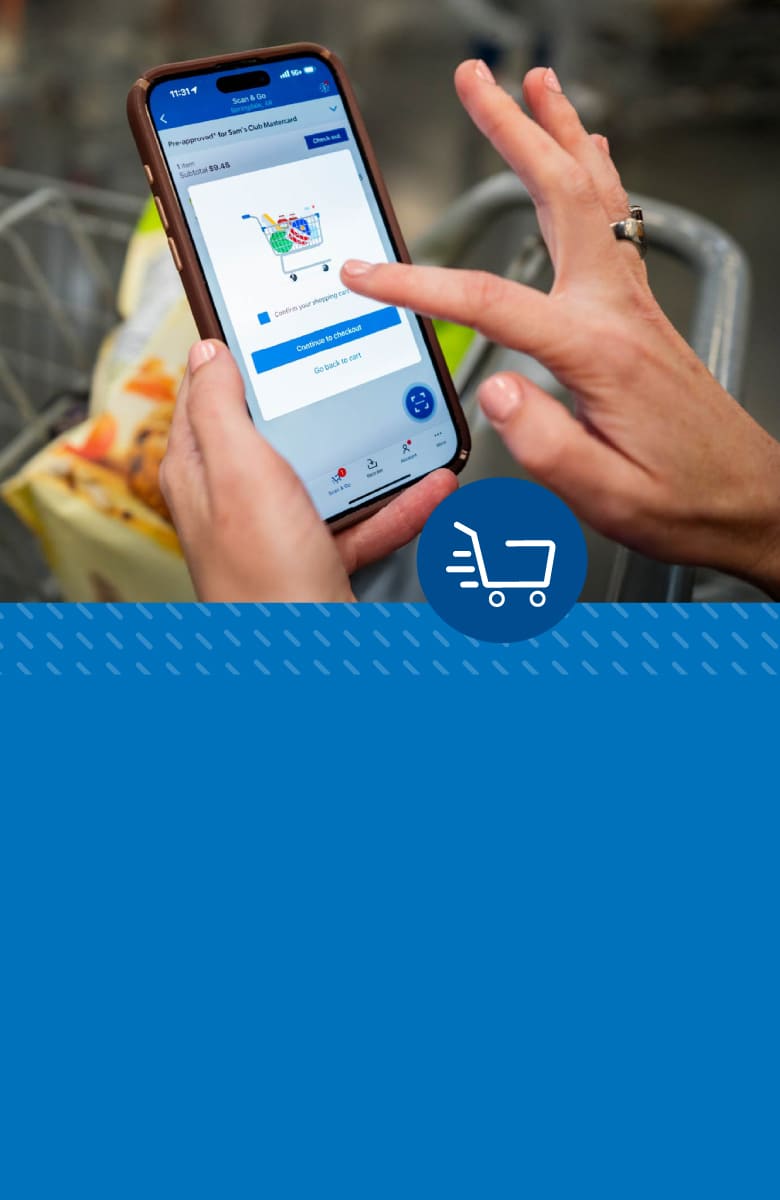 imagen de un chico joven escaneando diferentes productos con su celular para pagar con Scan & Go de Sam's Club