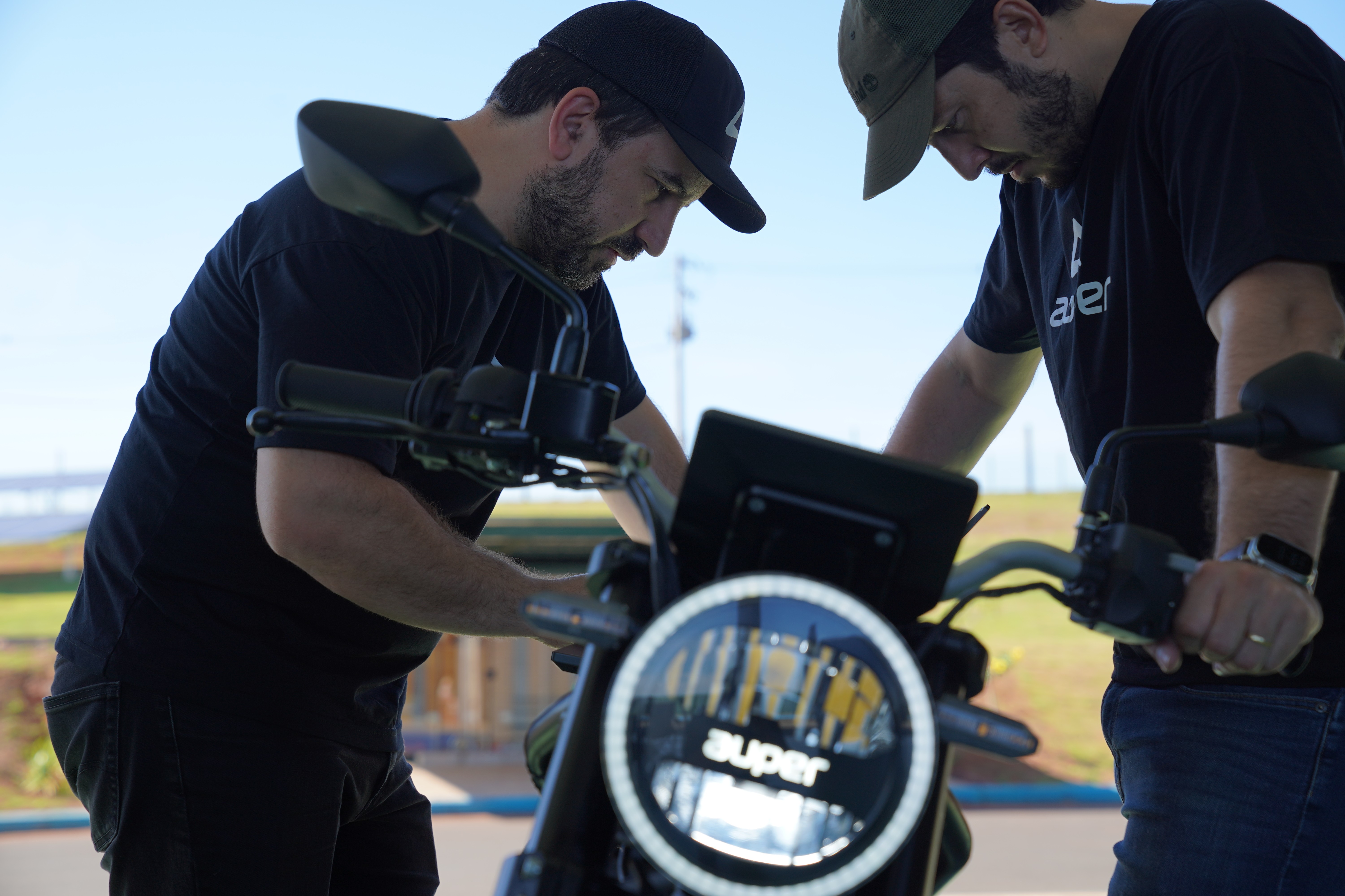 2 homens trabalhando na moto