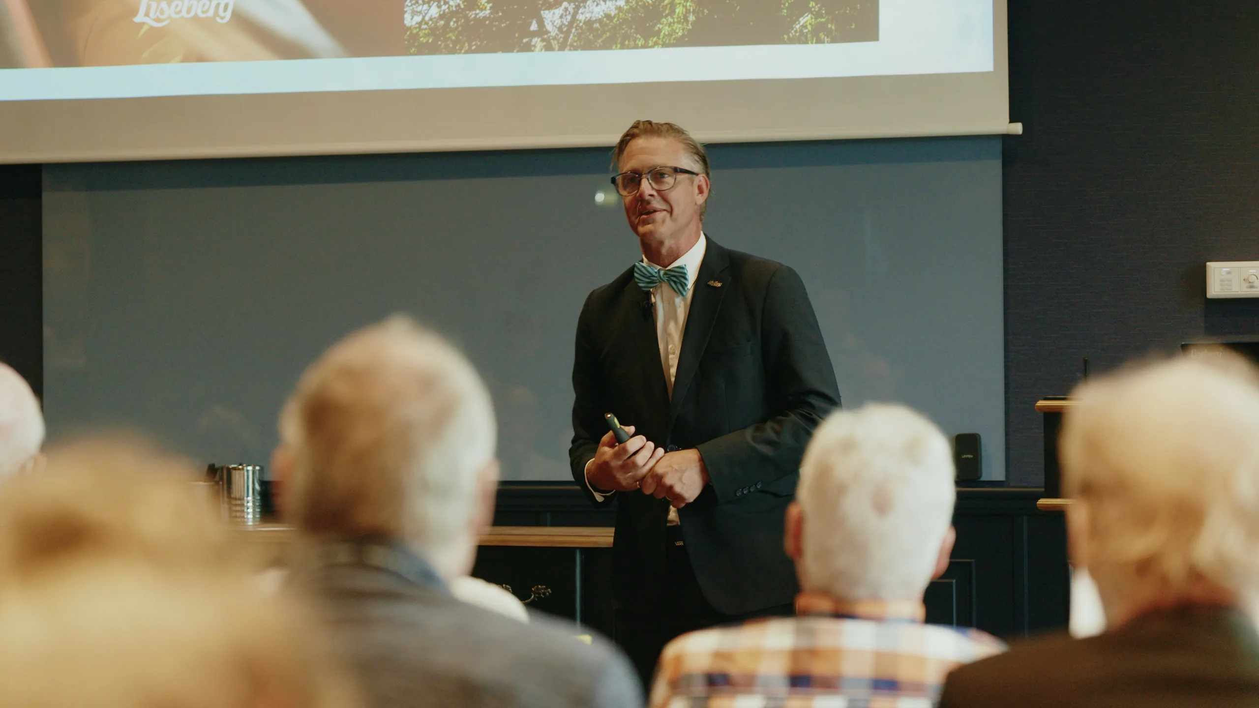 Äldre personer skrattar i en berg-och-dalbana