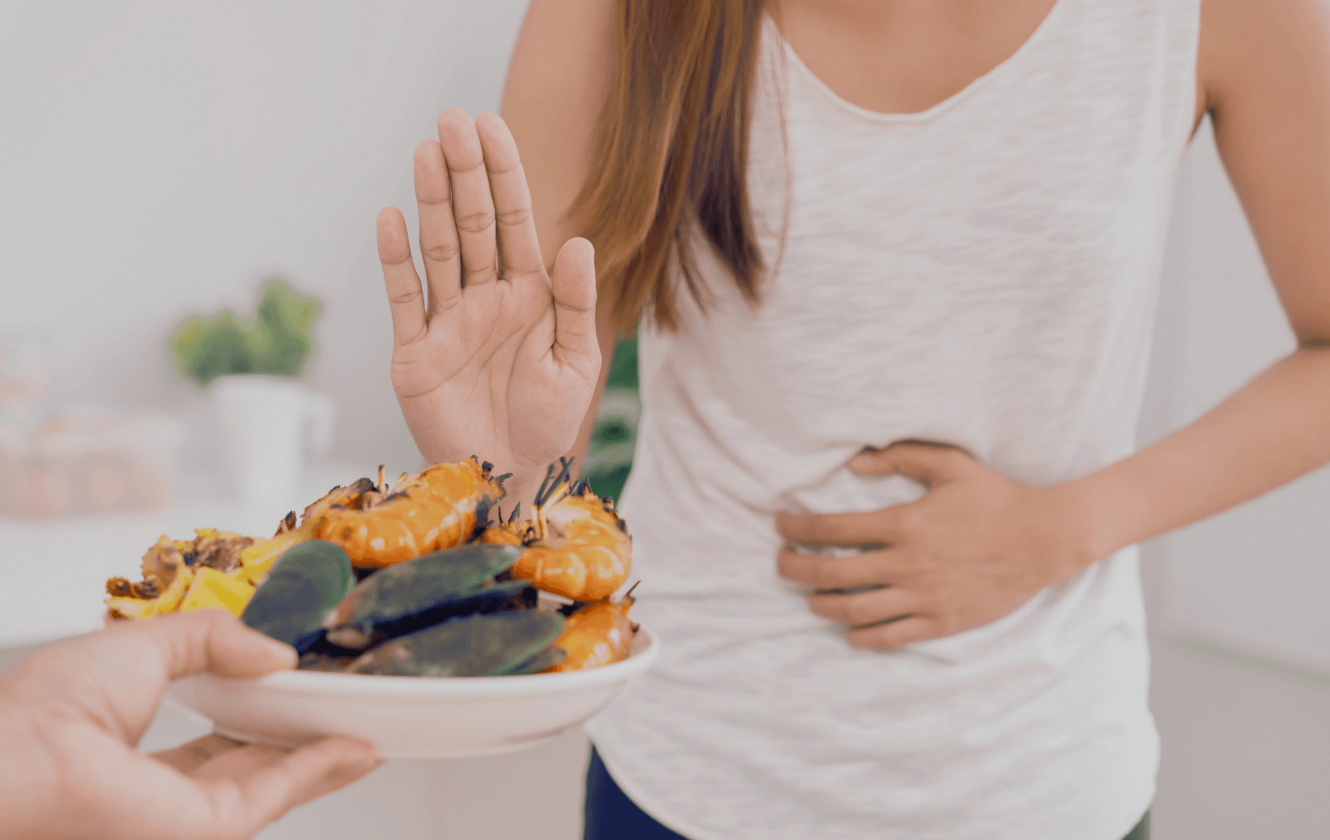 Persona con molestias abdominales relacionadas con intolerancia alimentaria y digestión sensible.