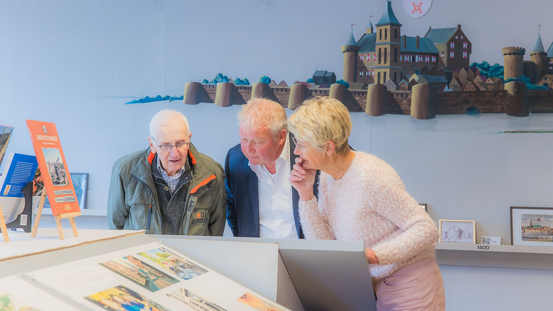 3 x 90 jaar jong – Geke Ekelschot bezoekt de expositie in Stadsmuseum De Knoperij, foto Marina Kemp - Oud Montfoort