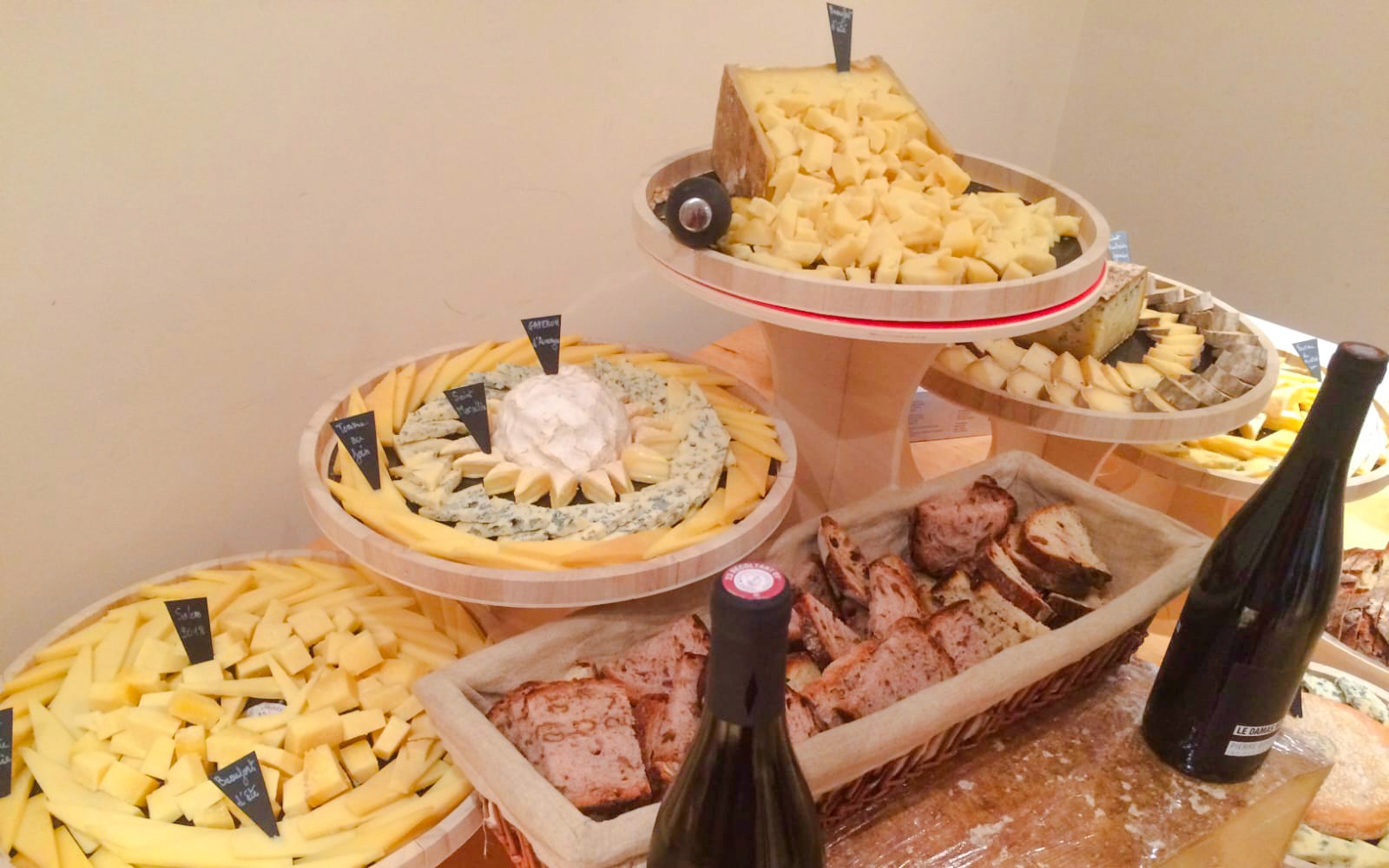 Paris, Fransa'daki Peynir Müzesi'nde etiketli peynir çeşitleri ve ekmek.