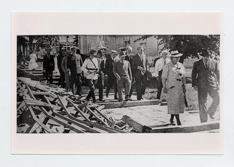 Pedro Aguirre Cerda visita Chillán tras el terremoto.