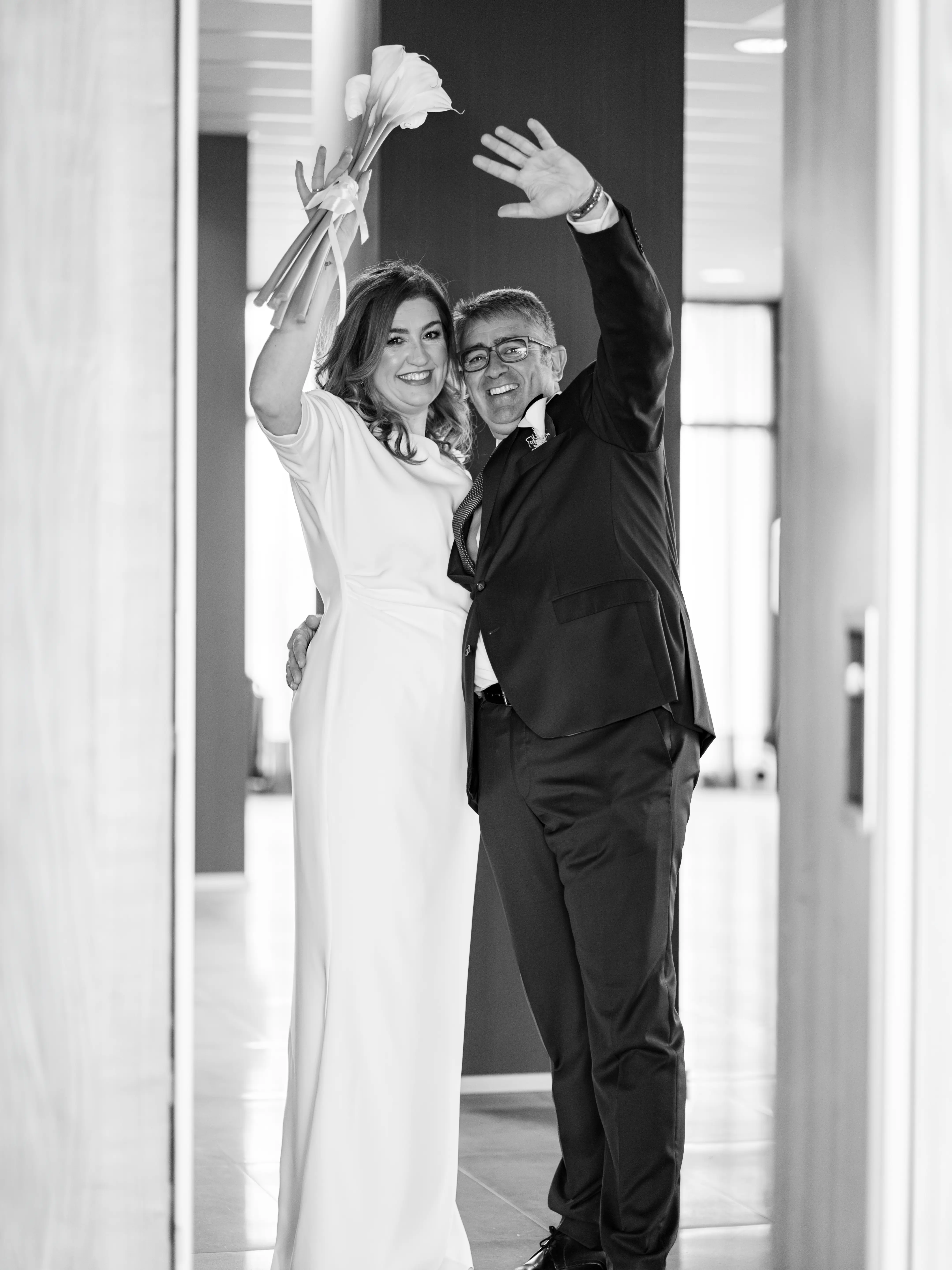Novios celebrando juntos después de la ceremonia