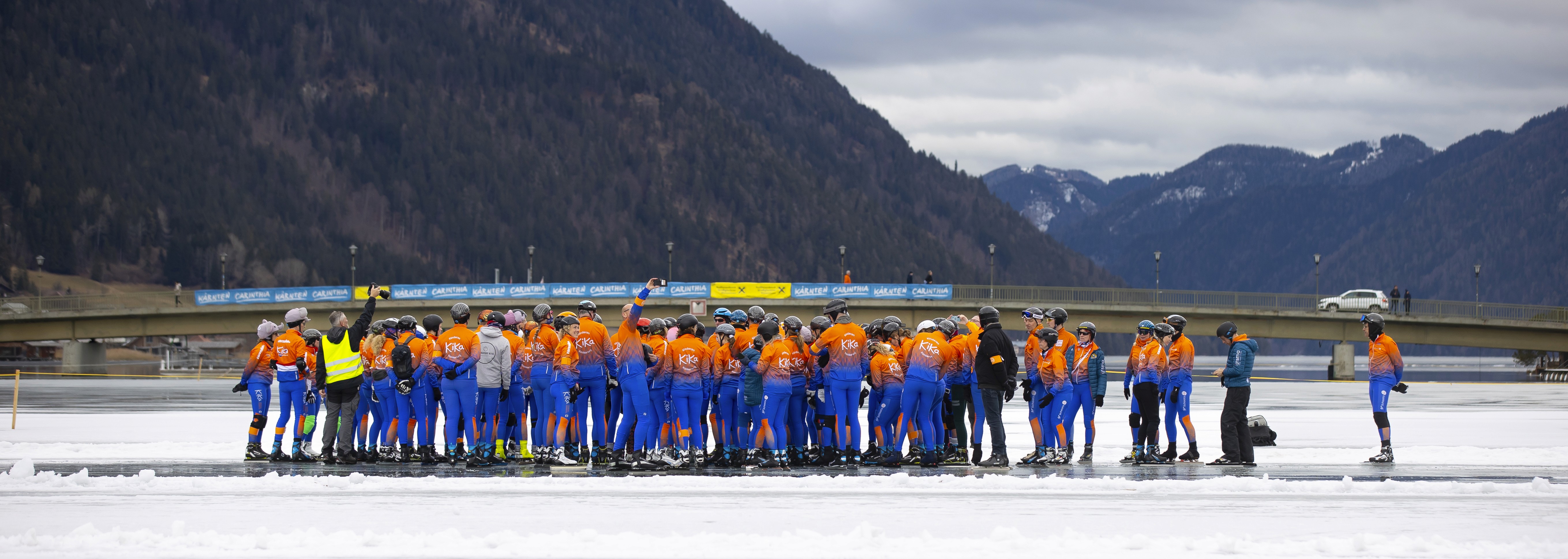 Schaatsen met vrienden in een prachtige omgeving
