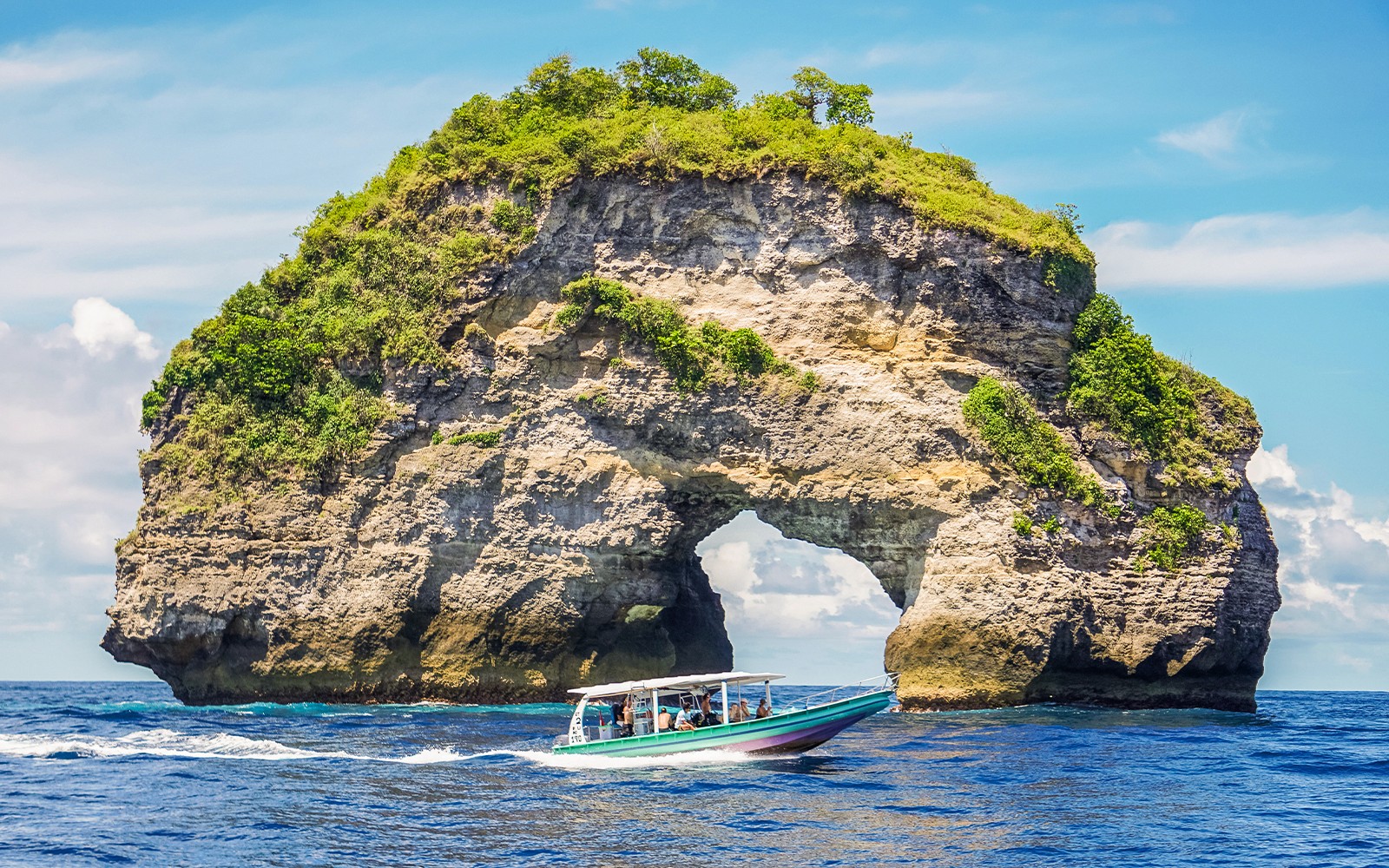 เรือสปีดโบ๊ทพานักท่องเที่ยวเข้าสู่เกาะนูซาเปนิดา บาหลี ชมวิวชายฝั่งที่ไม่เหมือนใคร