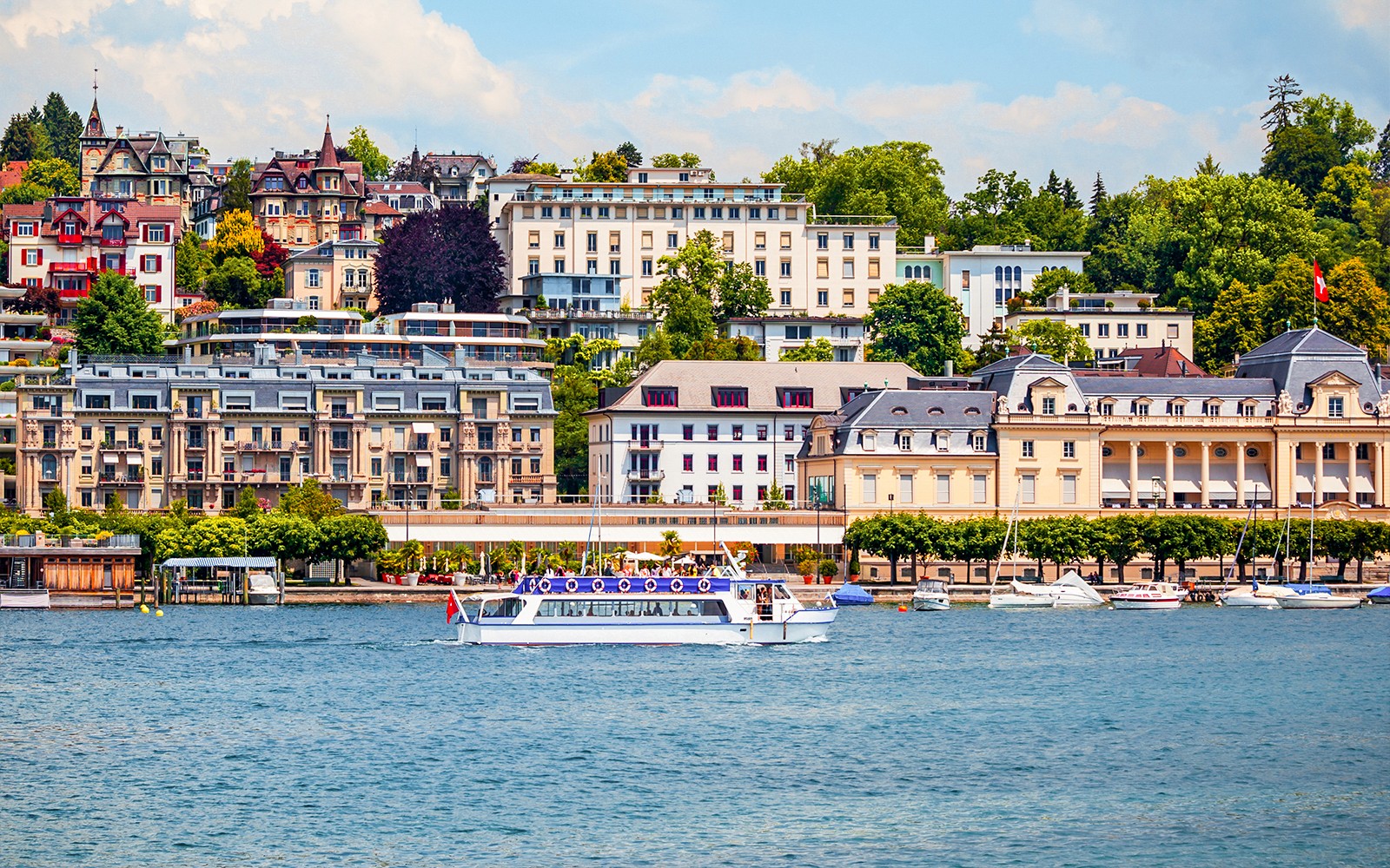 苏黎世城市风光，一艘游船正在苏黎世湖上巡游。