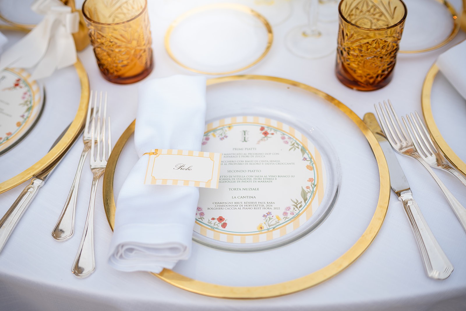 Taglio a coltello di prosciutto pata negra durante un servizio di catering di lusso per eventi privati e corporate.