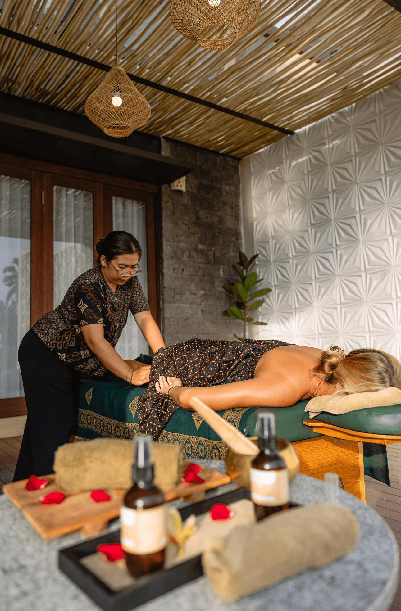 Professionelle Massagebehandlung im privaten Spa – Wellness-Entspannung in den Khastana Hadi Luxury Villas, Ubud, Bali