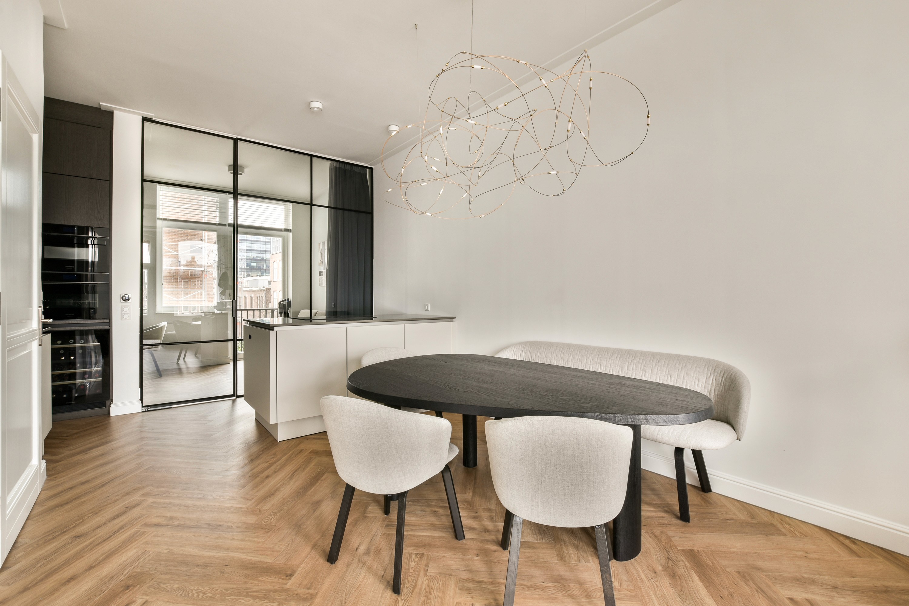 Woonkamer met eetstoelen