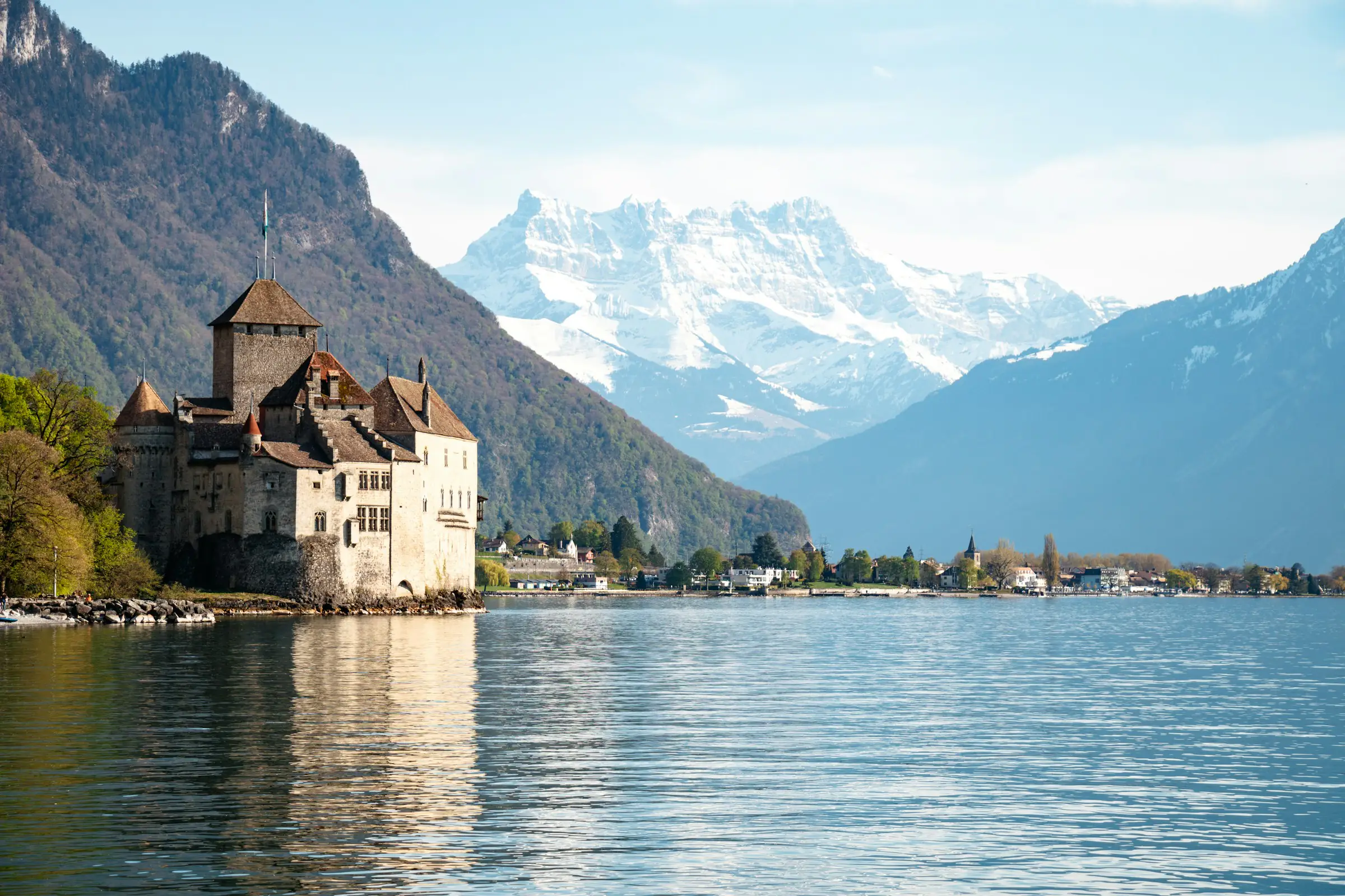 Waadt, Schloss Chillon am Genfersee vor den Dents du Midi