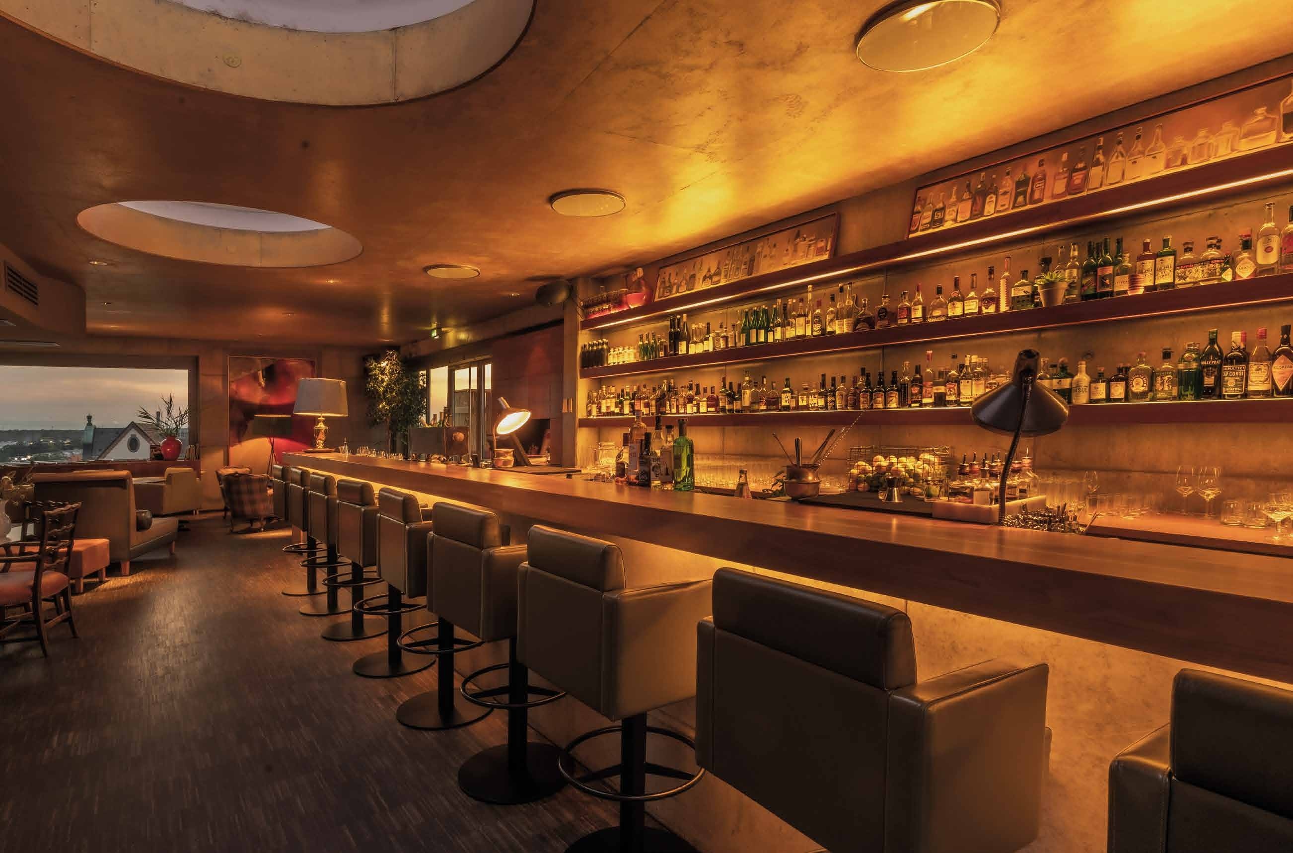 Barbereich im Schöllmanns in Offenburg mit beleuchteter Theke und Sitzplätzen