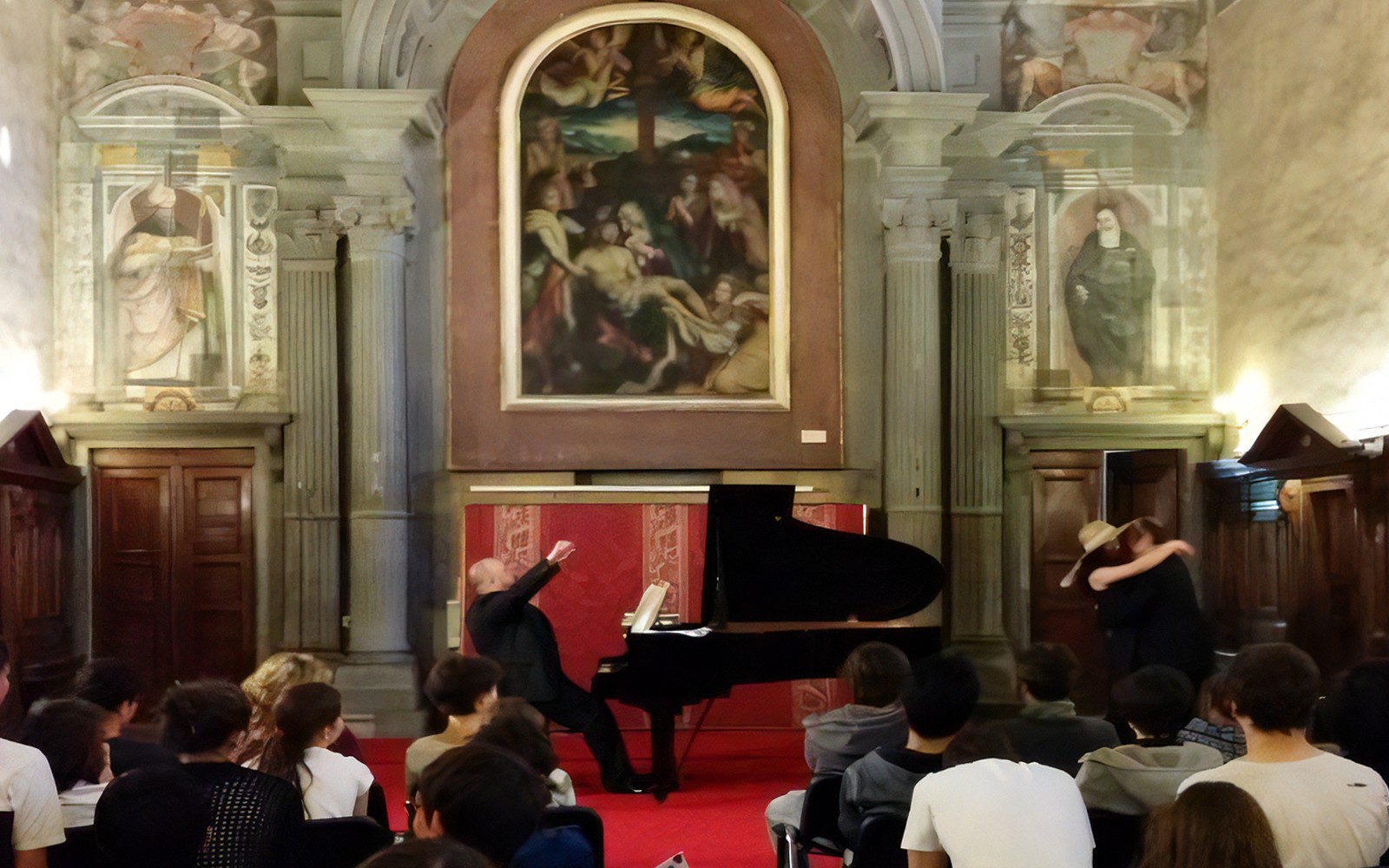 歌剧咏叹调音乐会将在佛罗伦萨的历史场馆举行，届时一位歌剧歌手将于一台大钢琴旁演出。