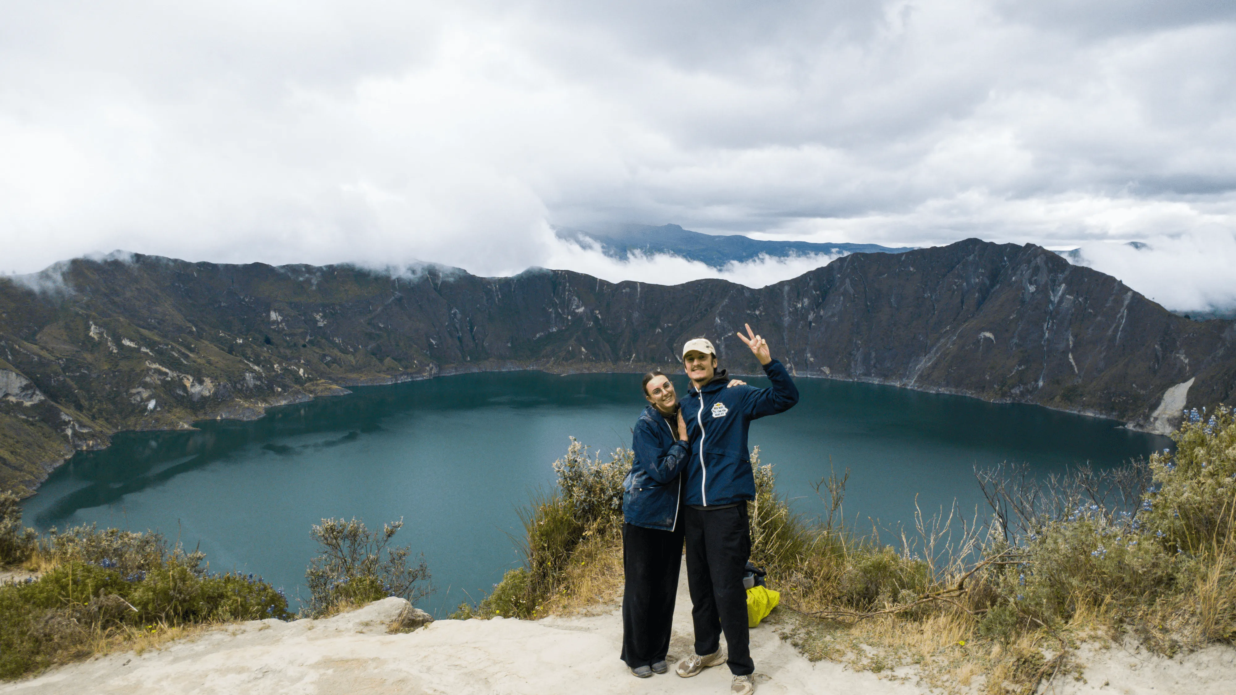 Tristan et Mathilde devant le lac du quilotoa