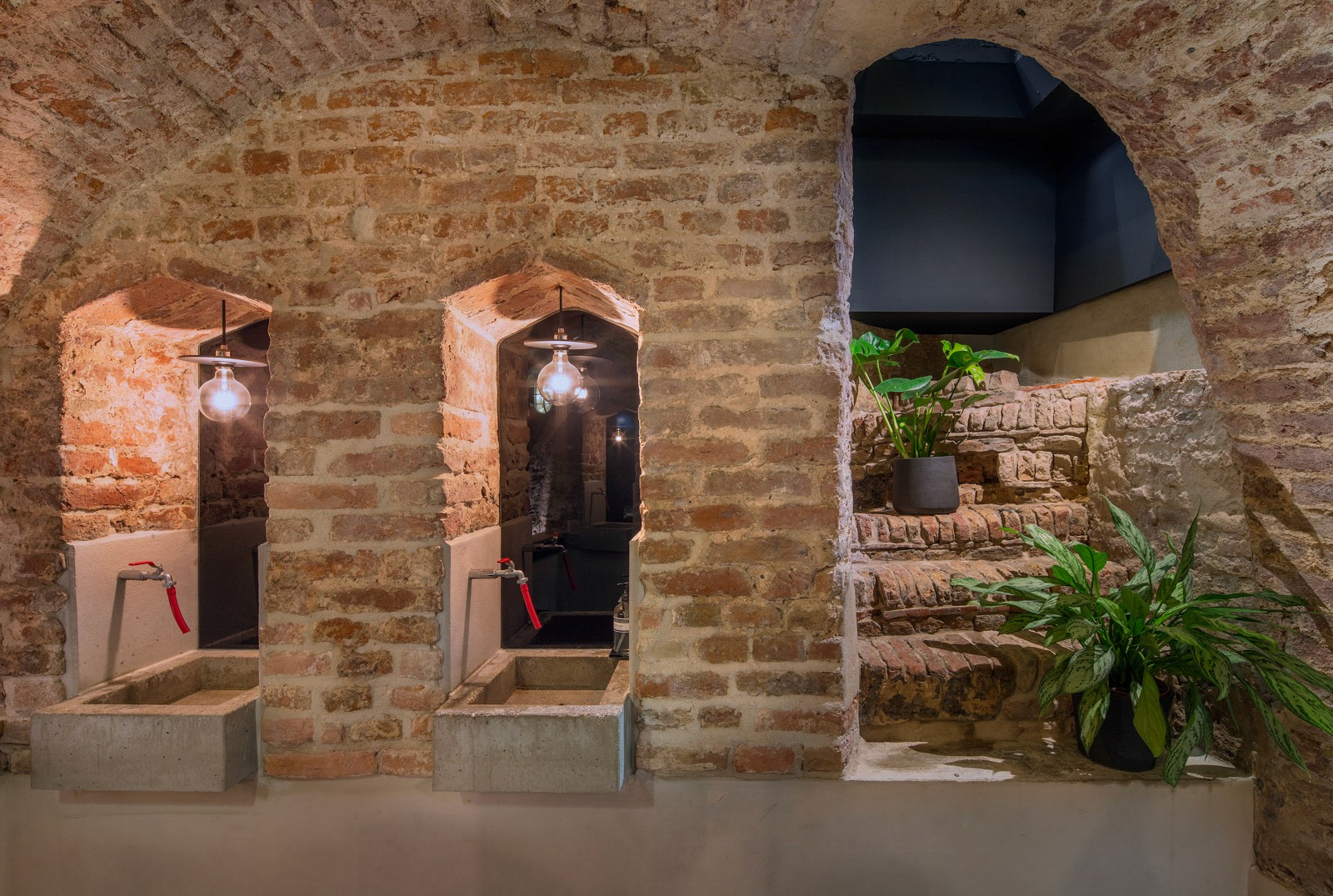 Positive Space, Madonna - toilet wasbakken