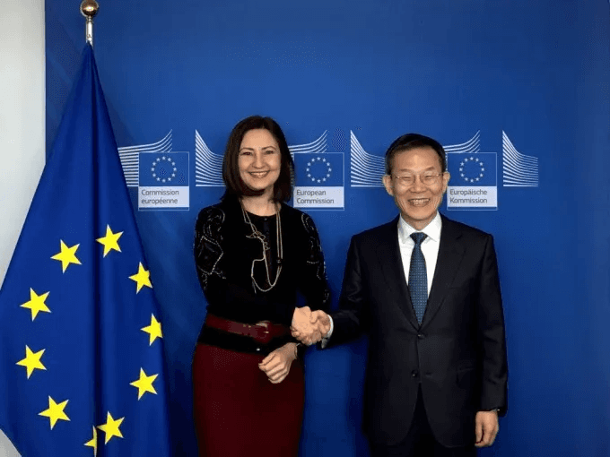 이종호 과학기술정보통신부 장관(오른쪽)과 일리아나 이바노바 호라이즌 유럽 집행위원이 25일 벨기에 브뤼셀에서 한국의 가입 협상 타결을 기념하는 사진을 촬영하고 있다. 과기정통부 제공