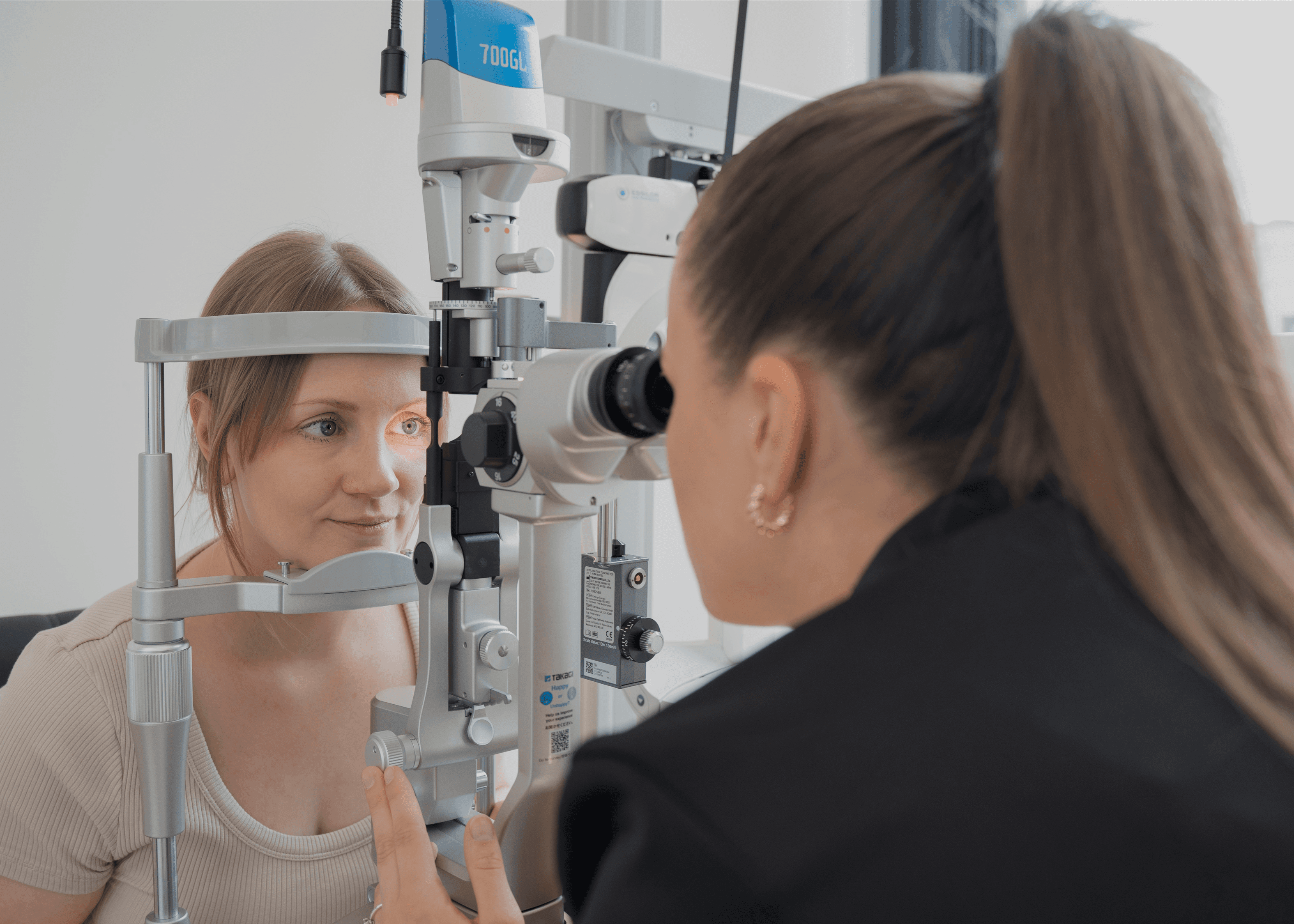 Nahaufnahme einer Patientin, die gerade eine Augenuntersuchung durchläuft