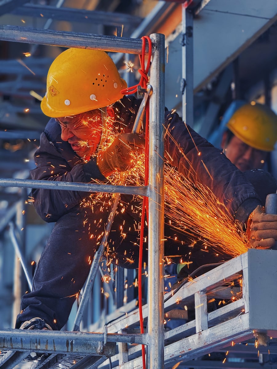 Trabajador sufriendo por chispas en la cara