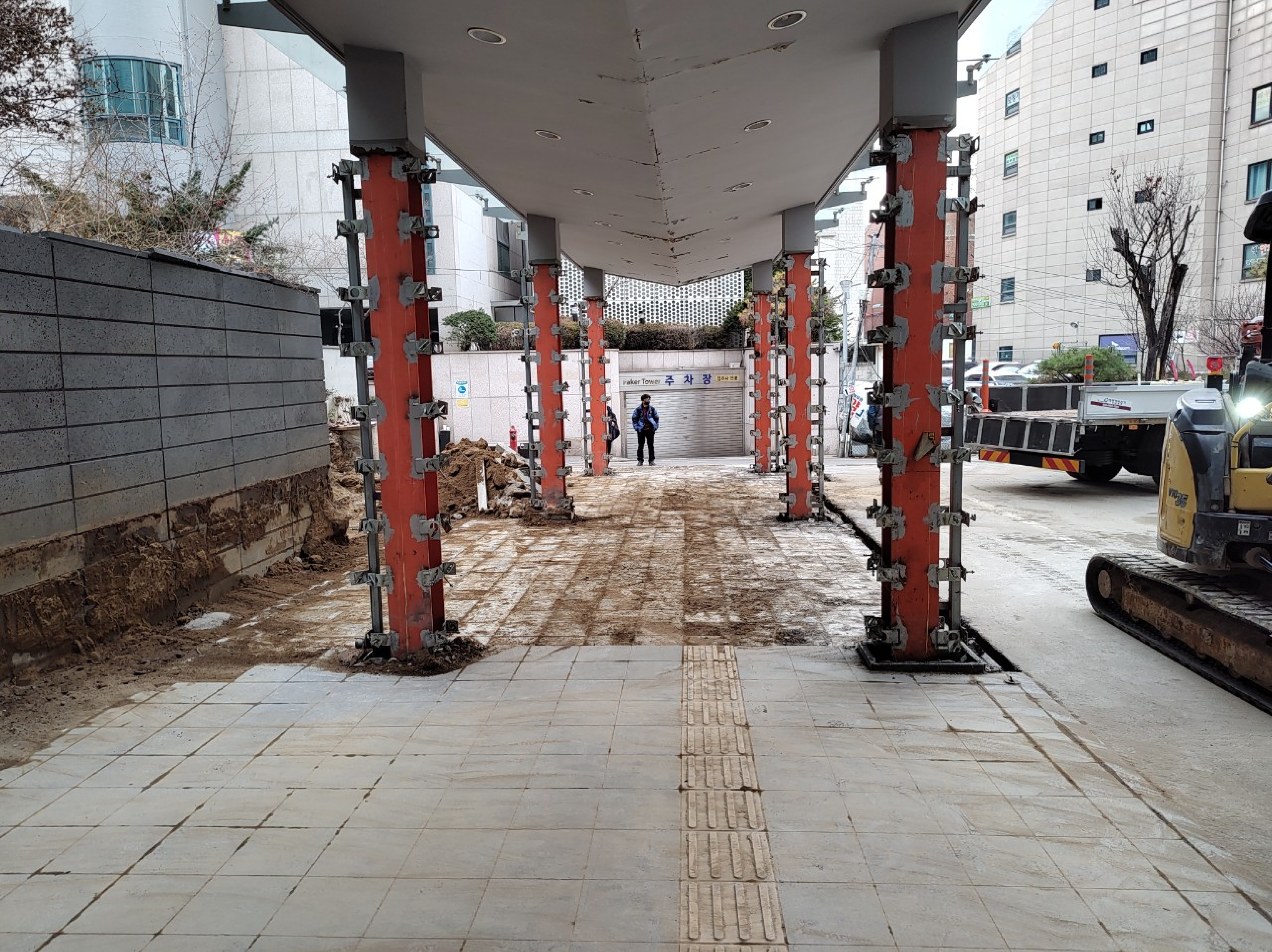 사옥 실외 주차공간 마련을 위한 철거 작업 장면