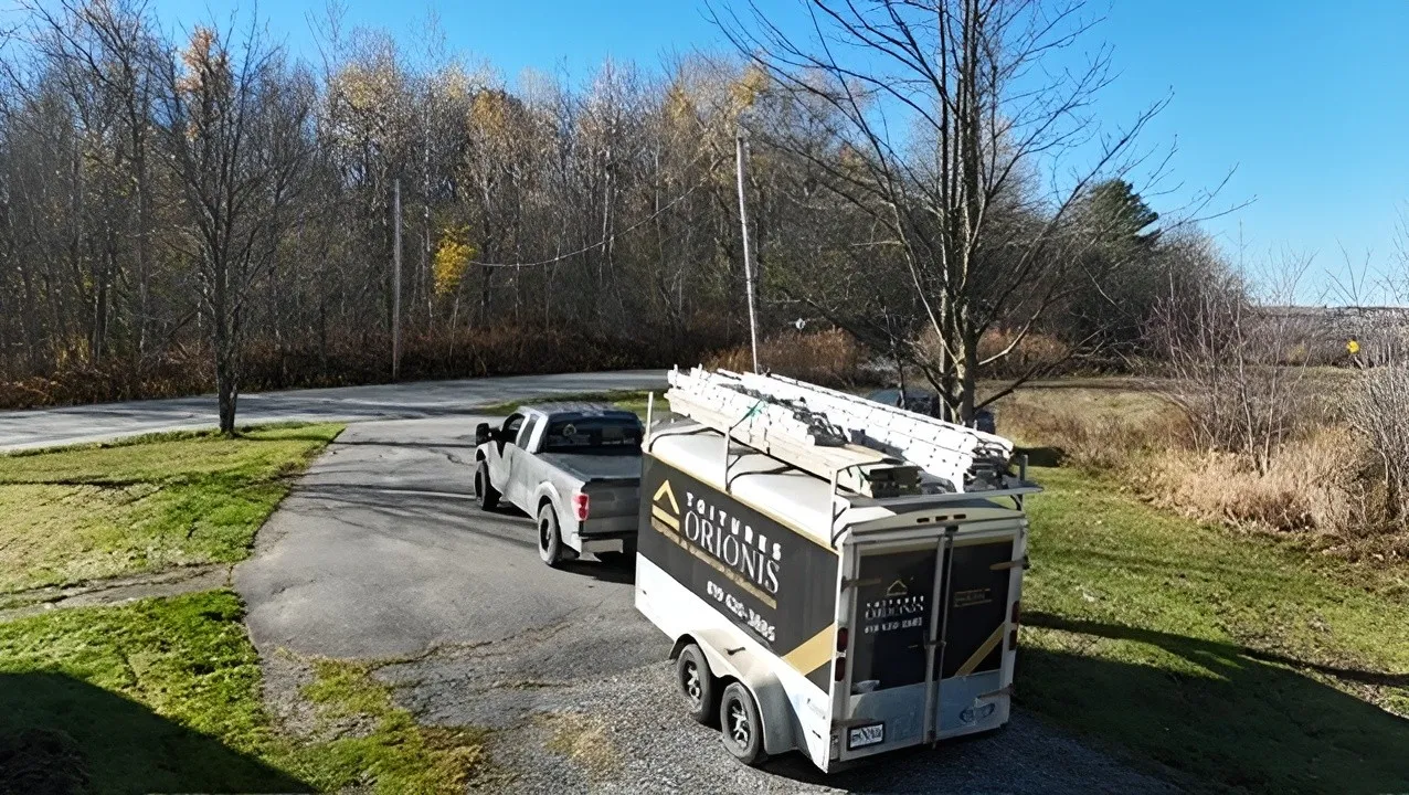 Camion de Toitures Orionis stationné sur un chantier résidentiel en Estrie avant des travaux de toiture